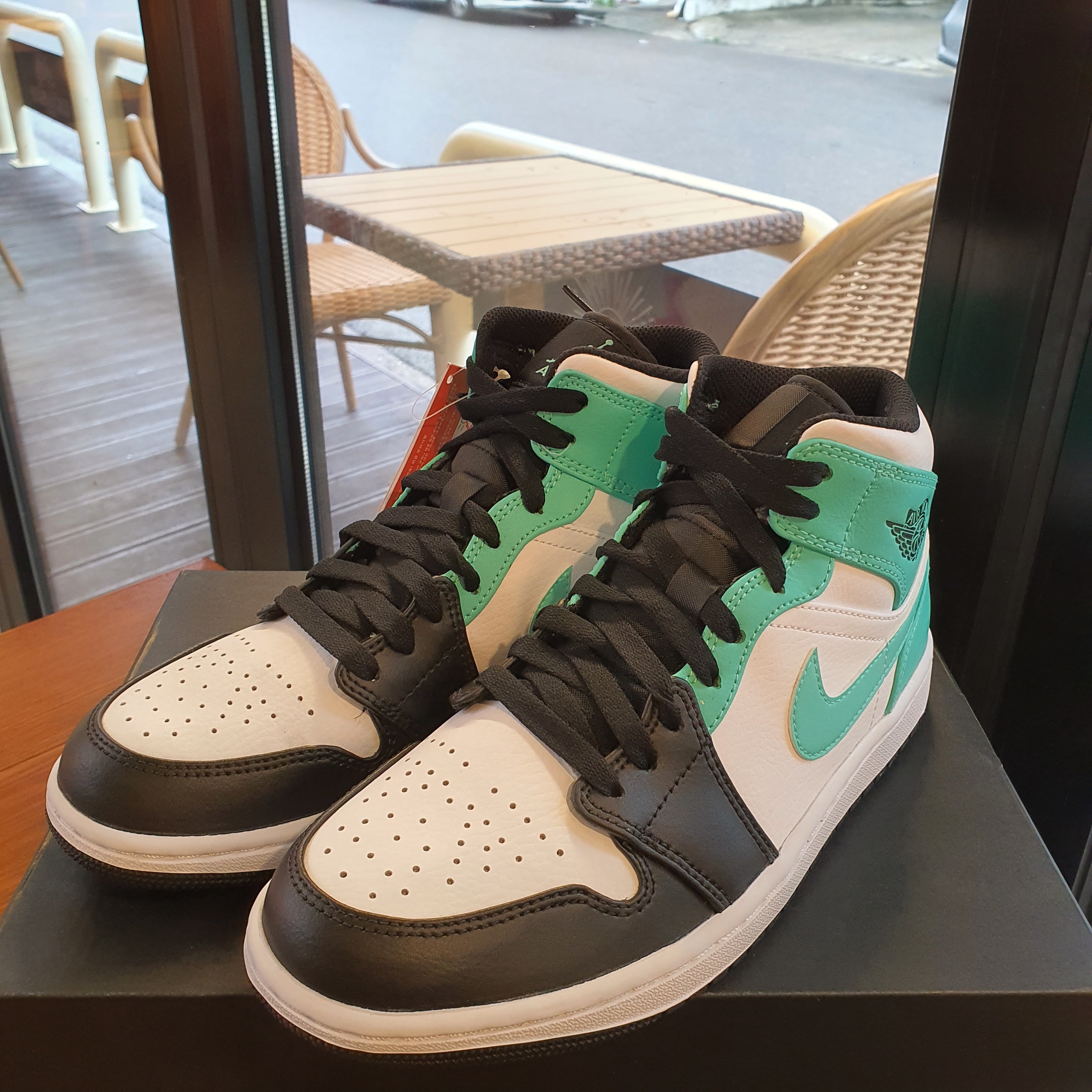 Jordan 1 Mid Tropical Twist 착용 스타일 - 2