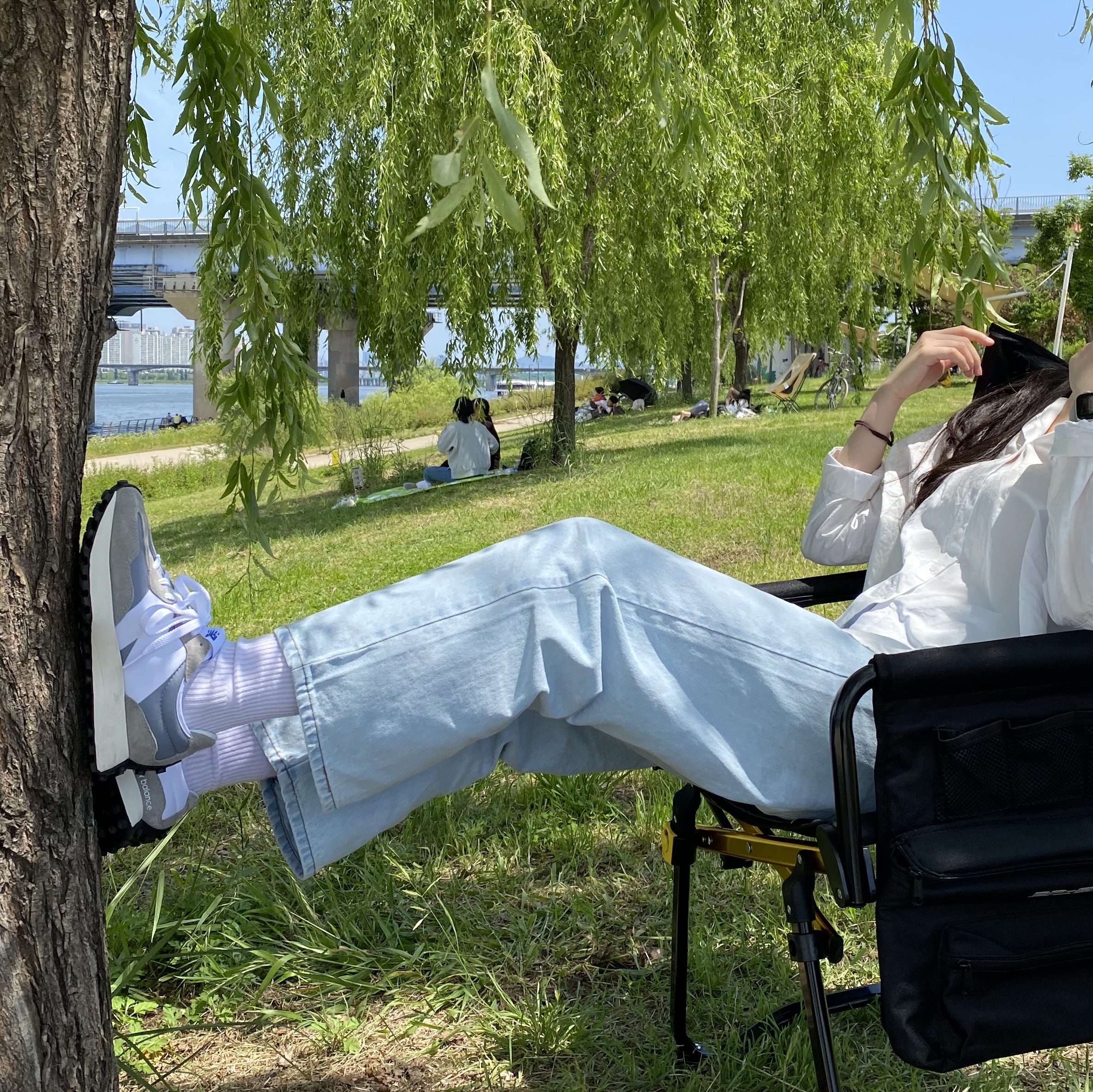 New Balance 327 Grey 착용 스타일