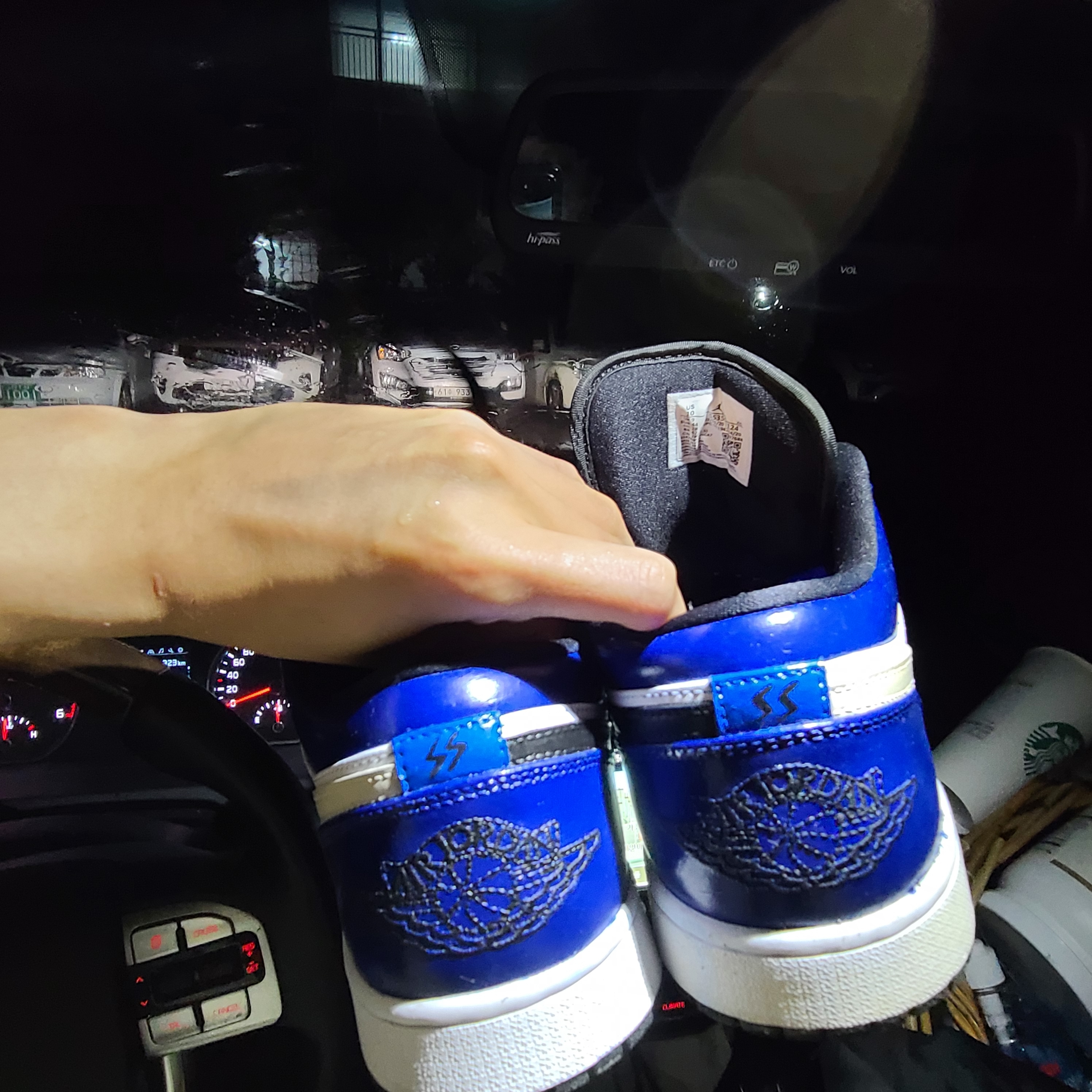 Jordan 1 Low Hyper Royal 착용 스타일 - 3