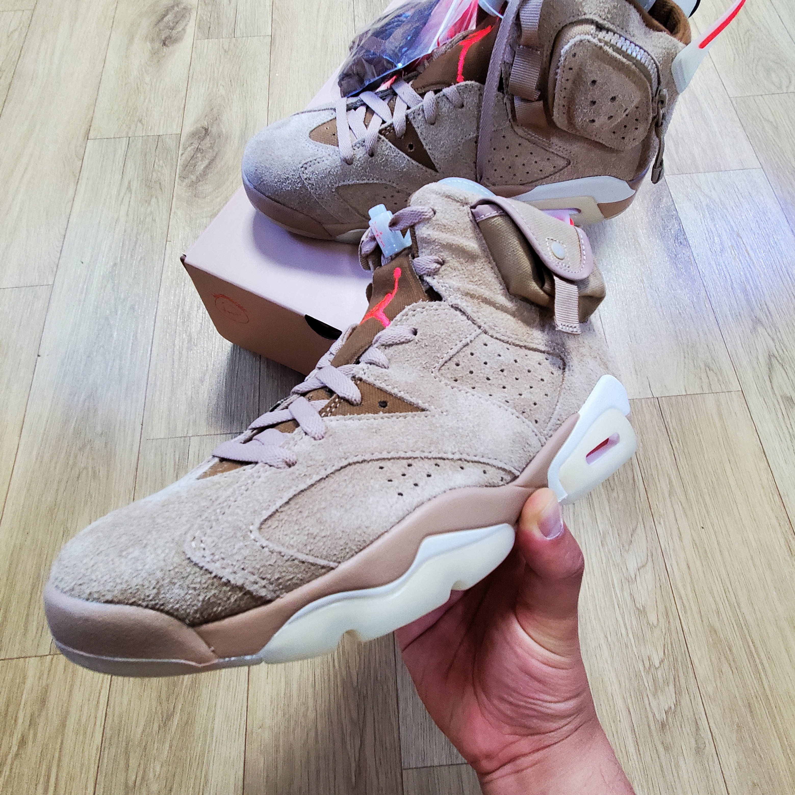 Jordan 6 x Travis Scott Retro SP British Khaki 착용 스타일 - 2