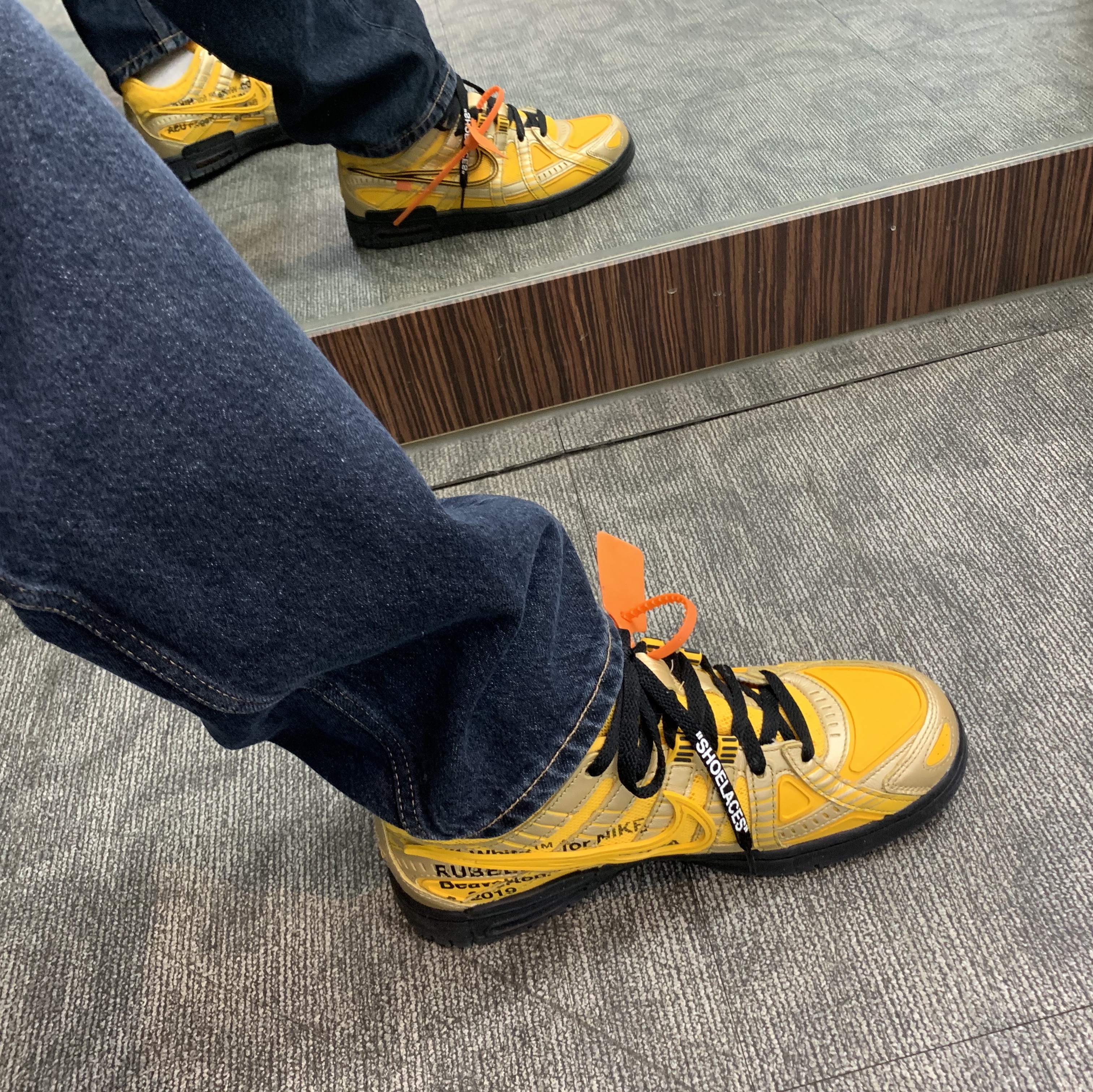 Nike x Off-White Air Rubber Dunk University Gold 착용 스타일