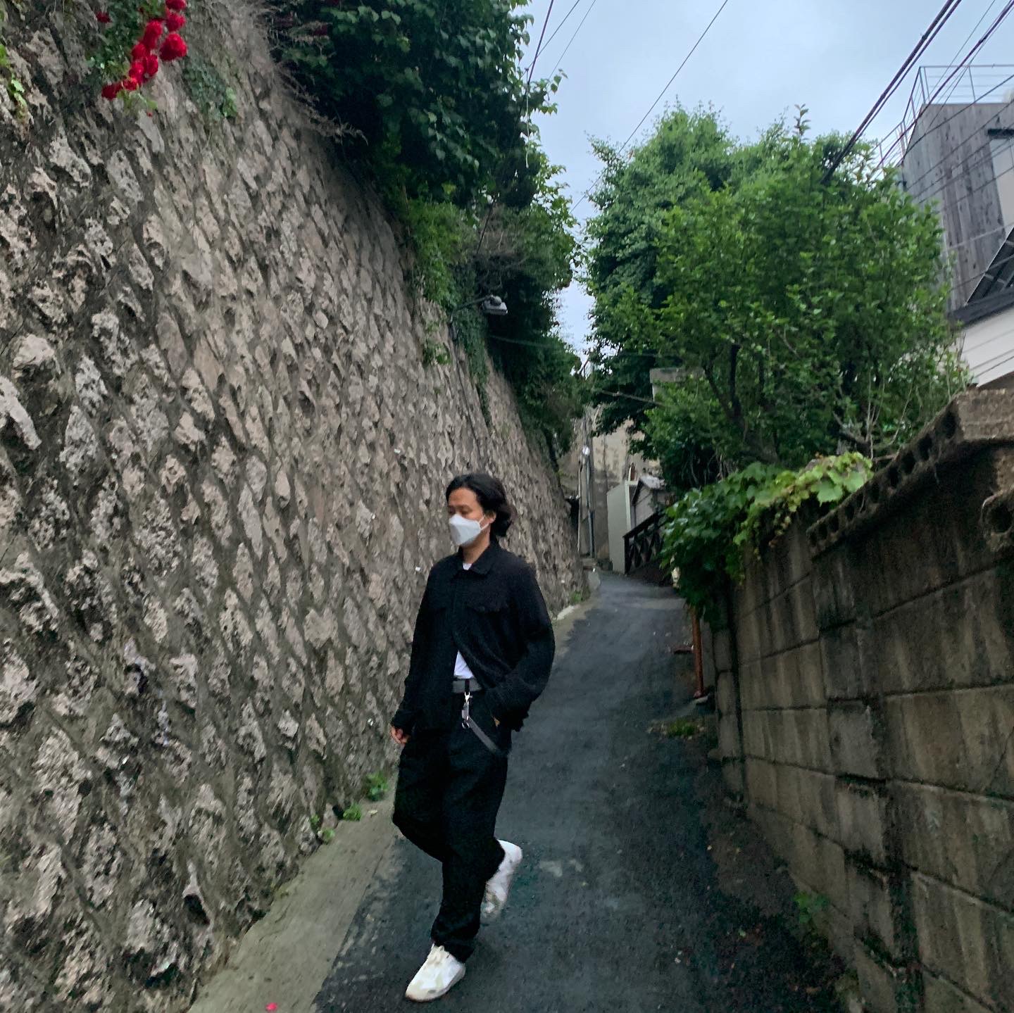 Maison Margiela Replica Graffiti Sneakers White 착용 스타일 - 3