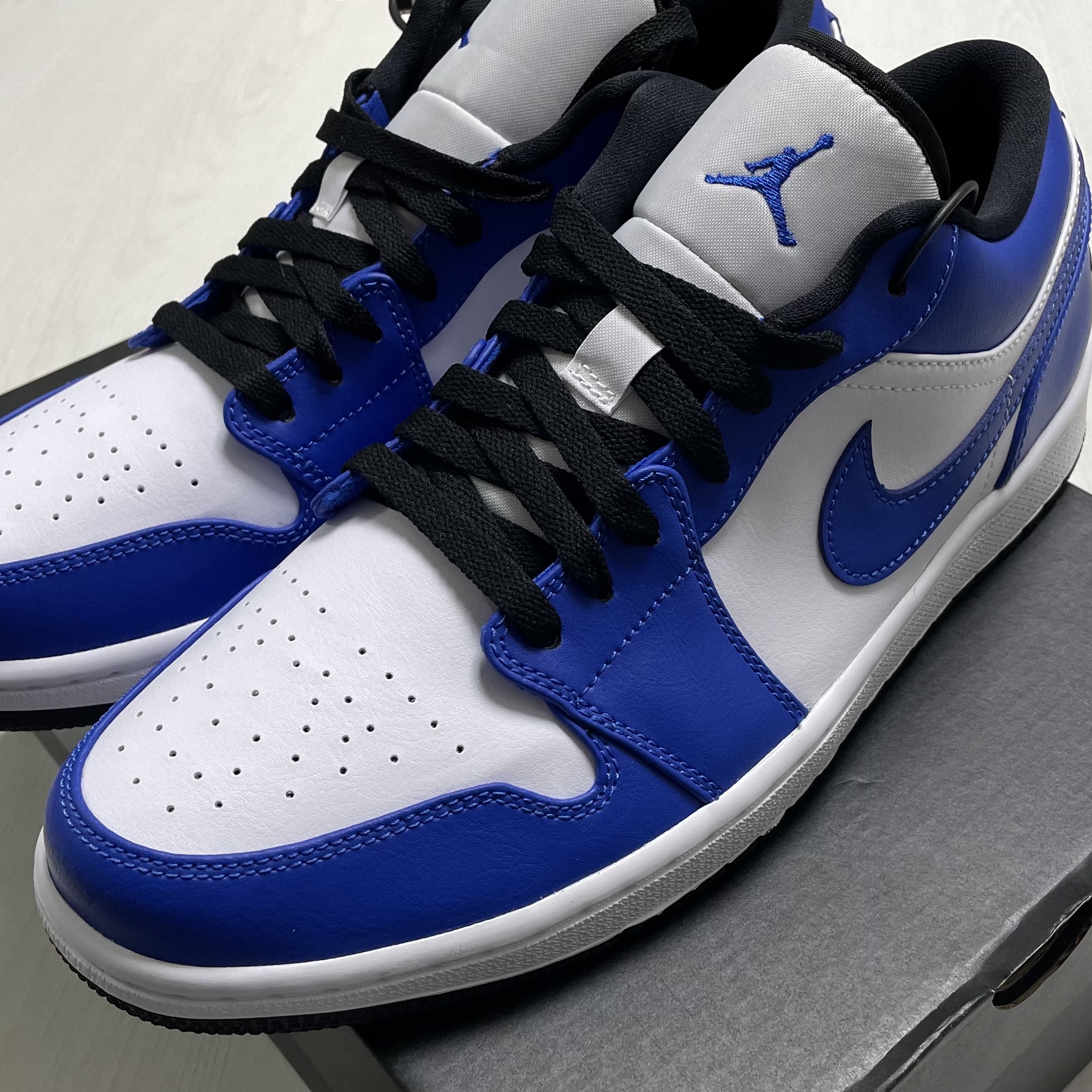 Jordan 1 Low Hyper Royal 착용 스타일 - 3