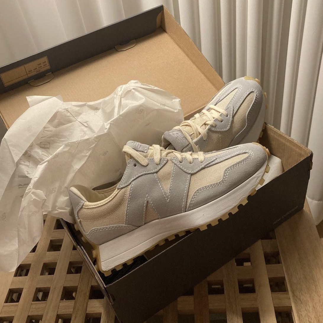 (W) New Balance 327 Undyed White Pale Blue 착용 스타일