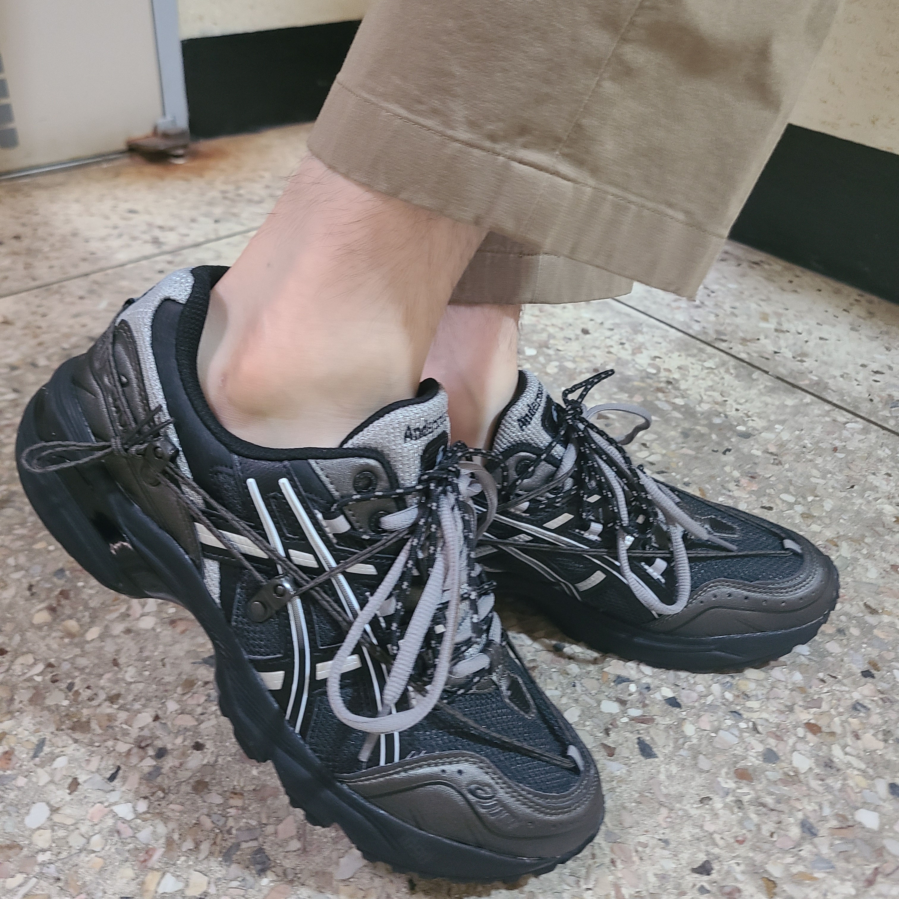 Asics x Andersson Bell Gel-1090 Black Silver 착용 스타일 - 2