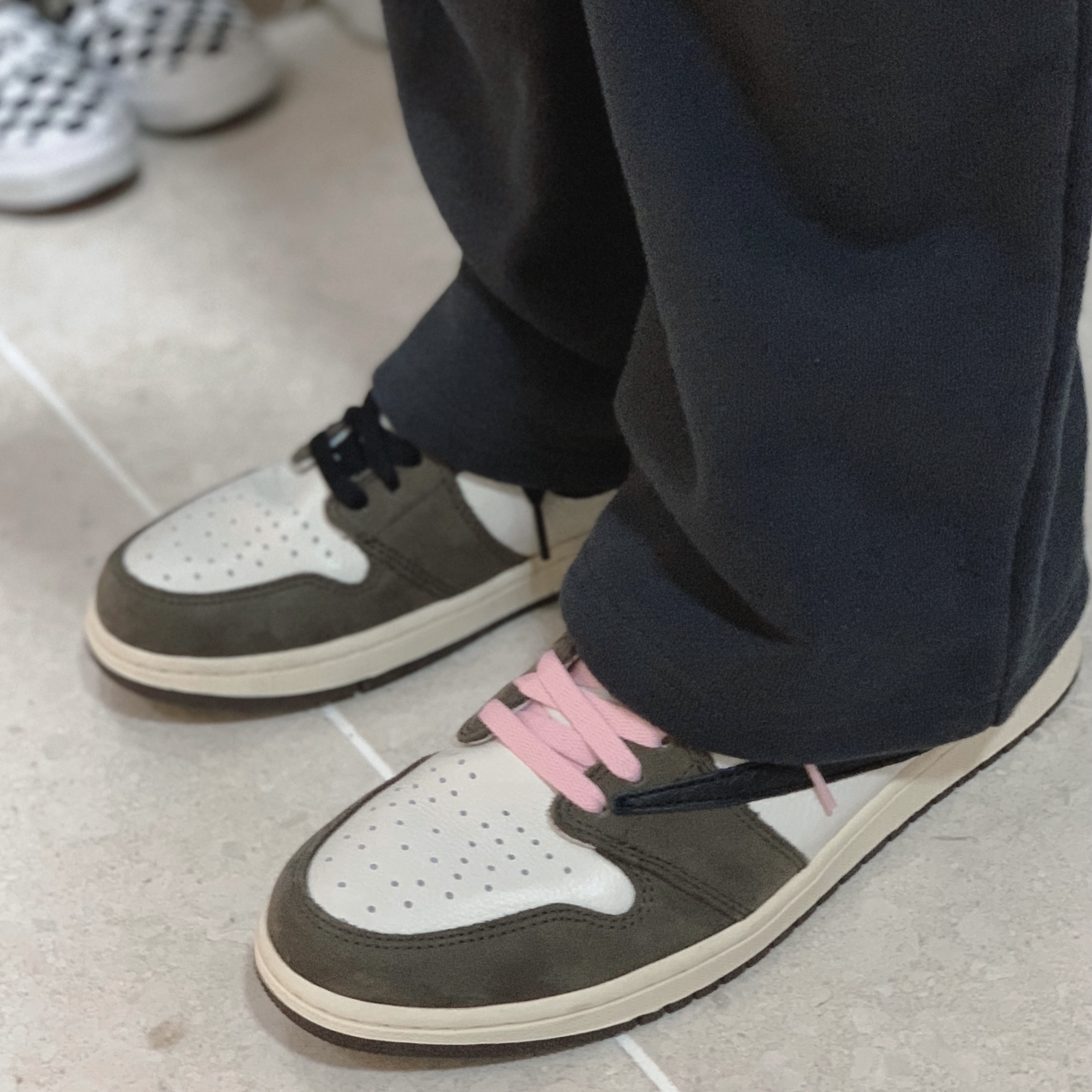 Jordan 1 x Travis Scott Retro High OG SP Mocha 착용 스타일 - 2