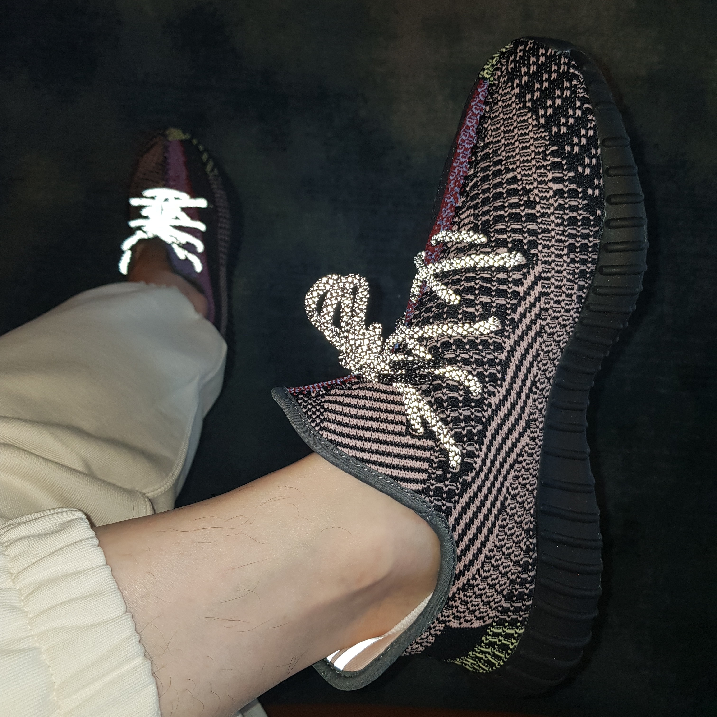Adidas Yeezy Boost 350 V2 Yecheil - Non-Reflective 착용 스타일 - 3