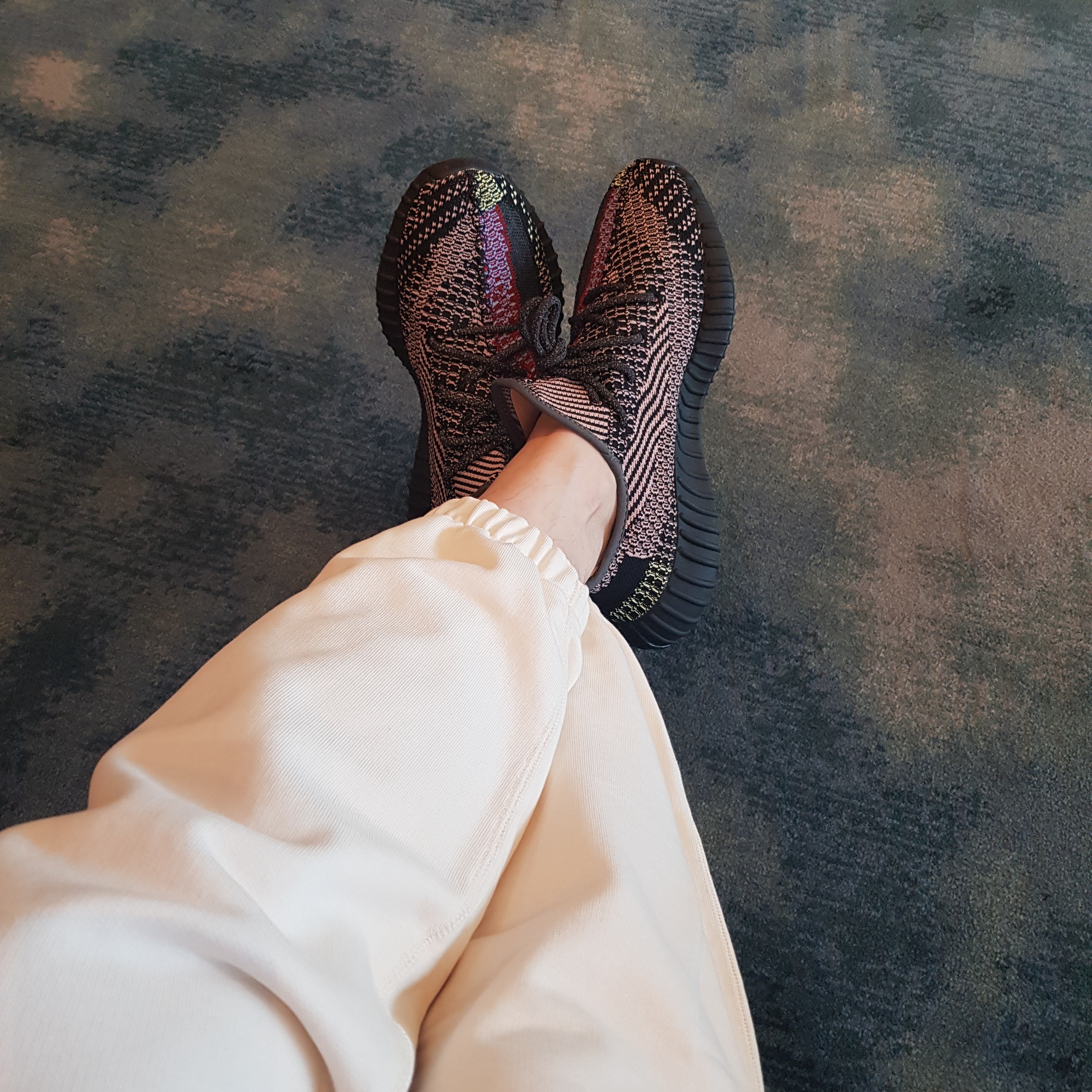 Adidas Yeezy Boost 350 V2 Yecheil - Non-Reflective 착용 스타일 - 2
