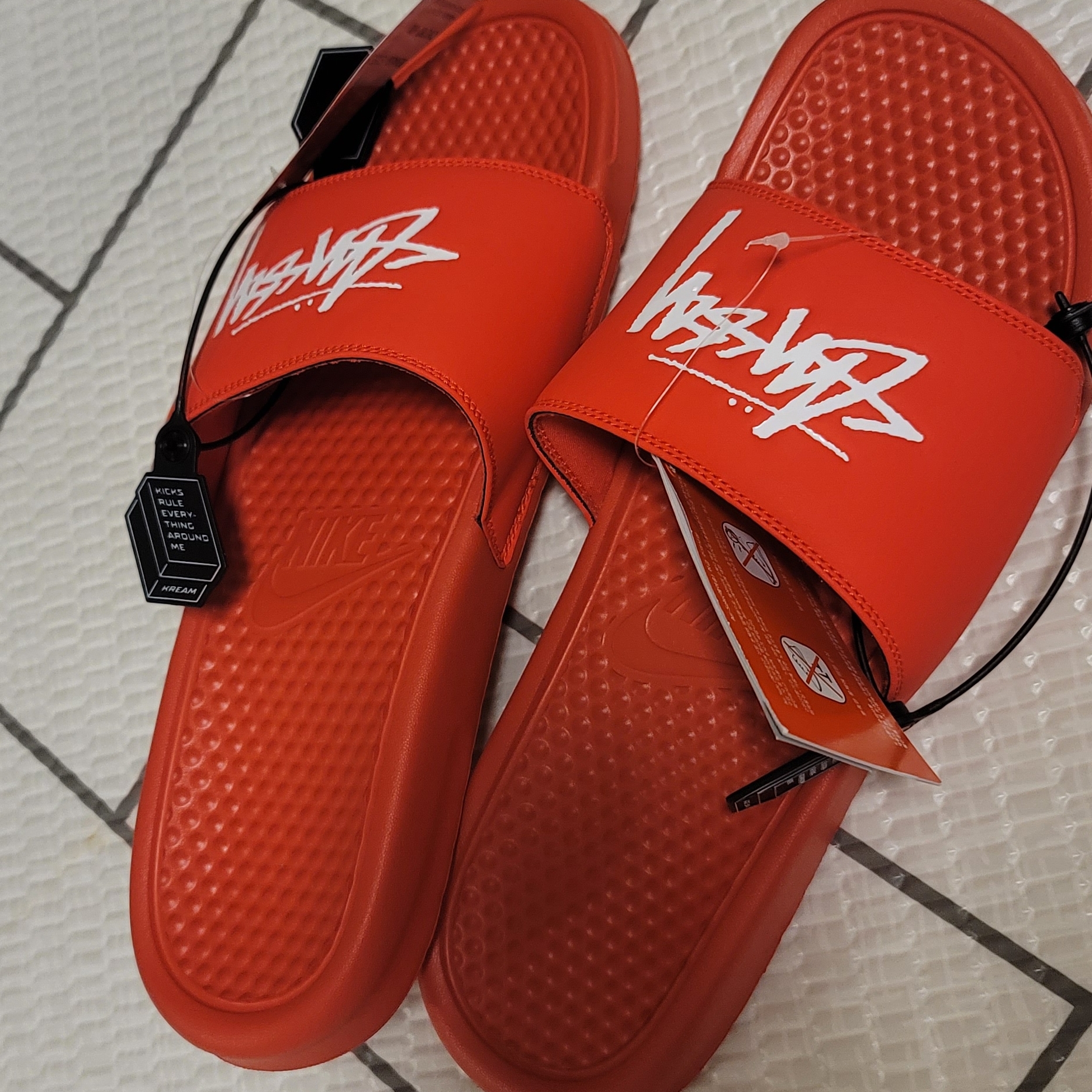 Nike x Stussy Benassi Slide Habanero Red 착용 스타일