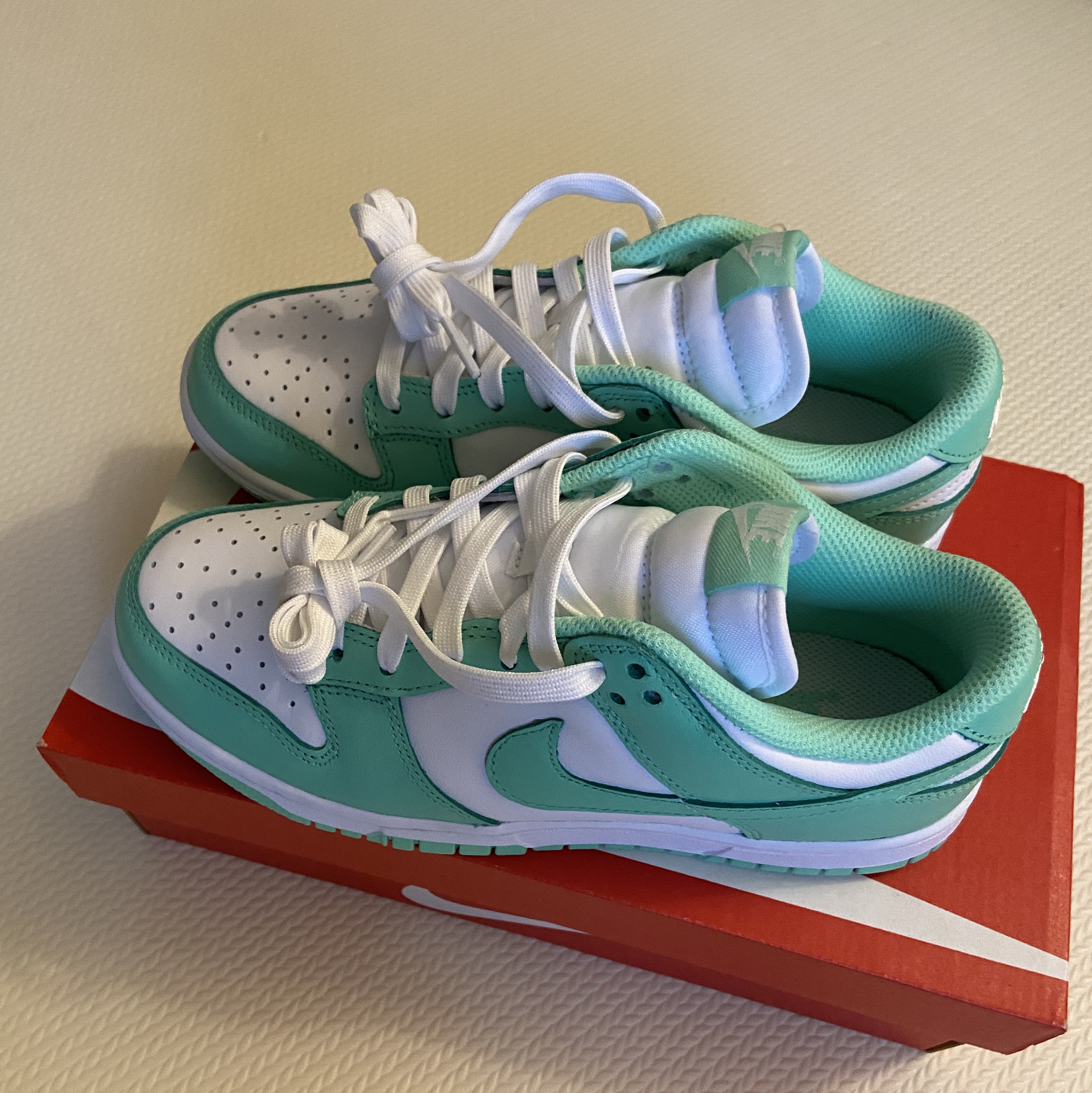 (W) Nike Dunk Low Green Glow 착용 스타일