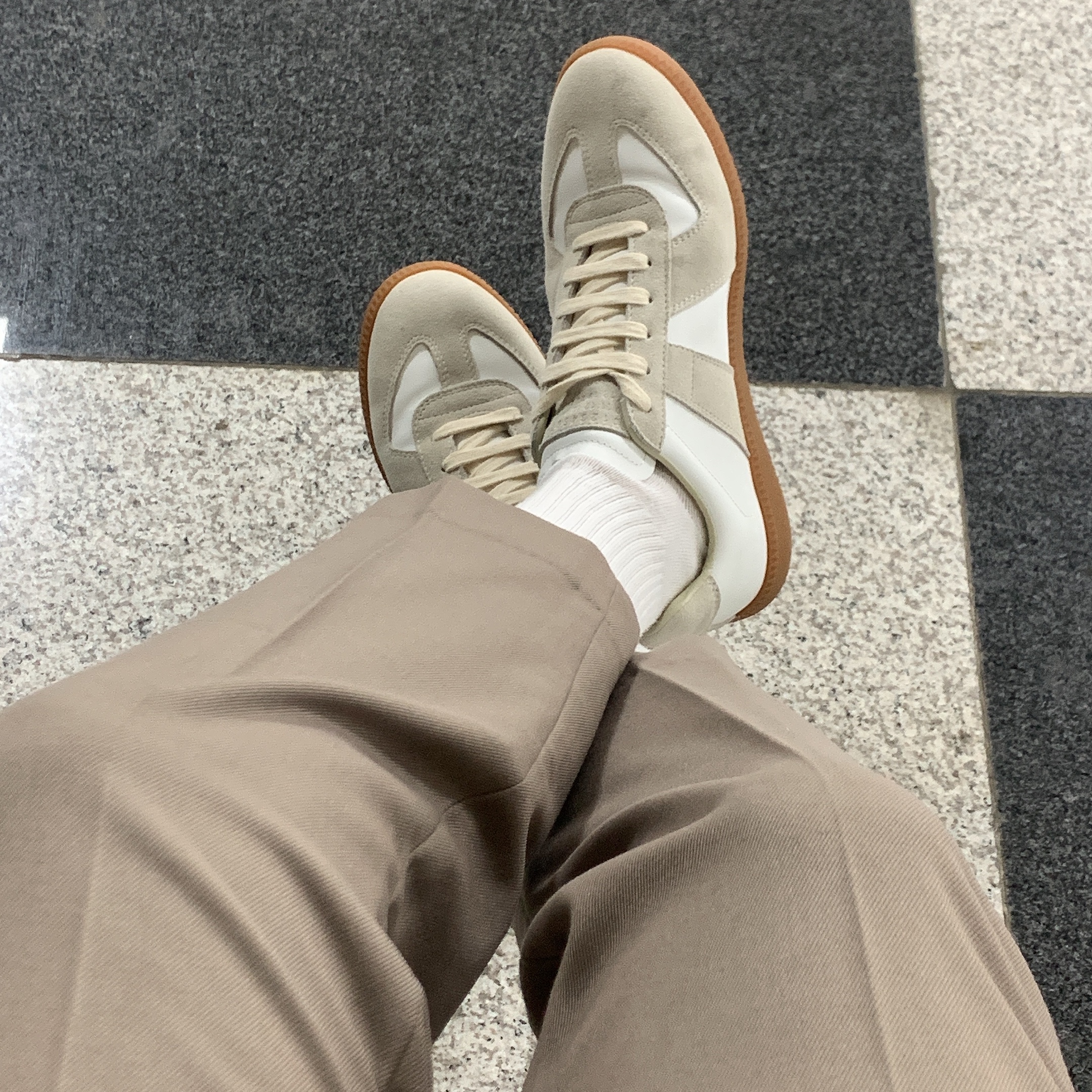 Maison Margiela Calfskin Replica Sneakers, AMI de Coeur T-Shirt White Blanc 착용 스타일 - 1