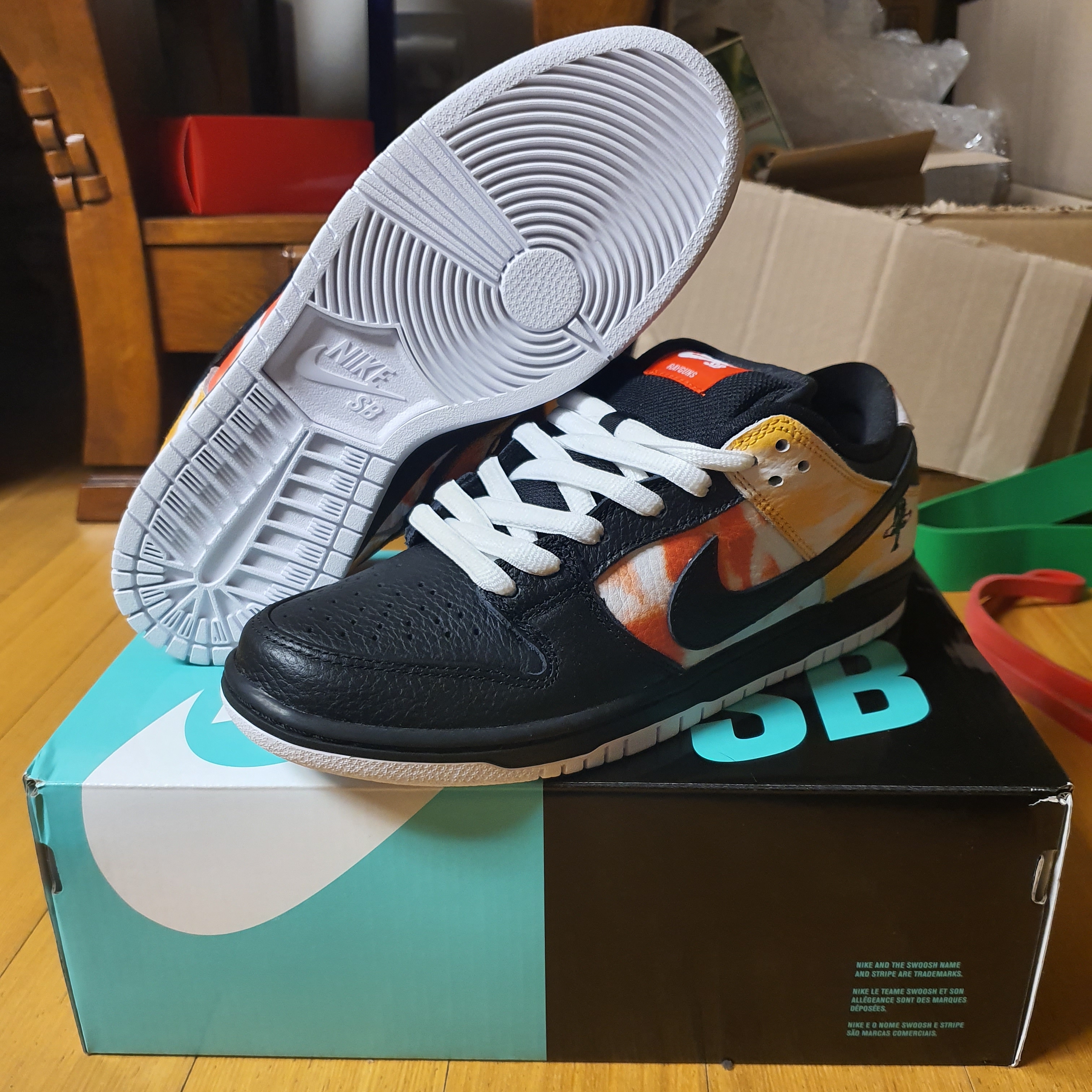 Nike SB Dunk Low Raygun Tie-Dye Black 착용 스타일 - 3