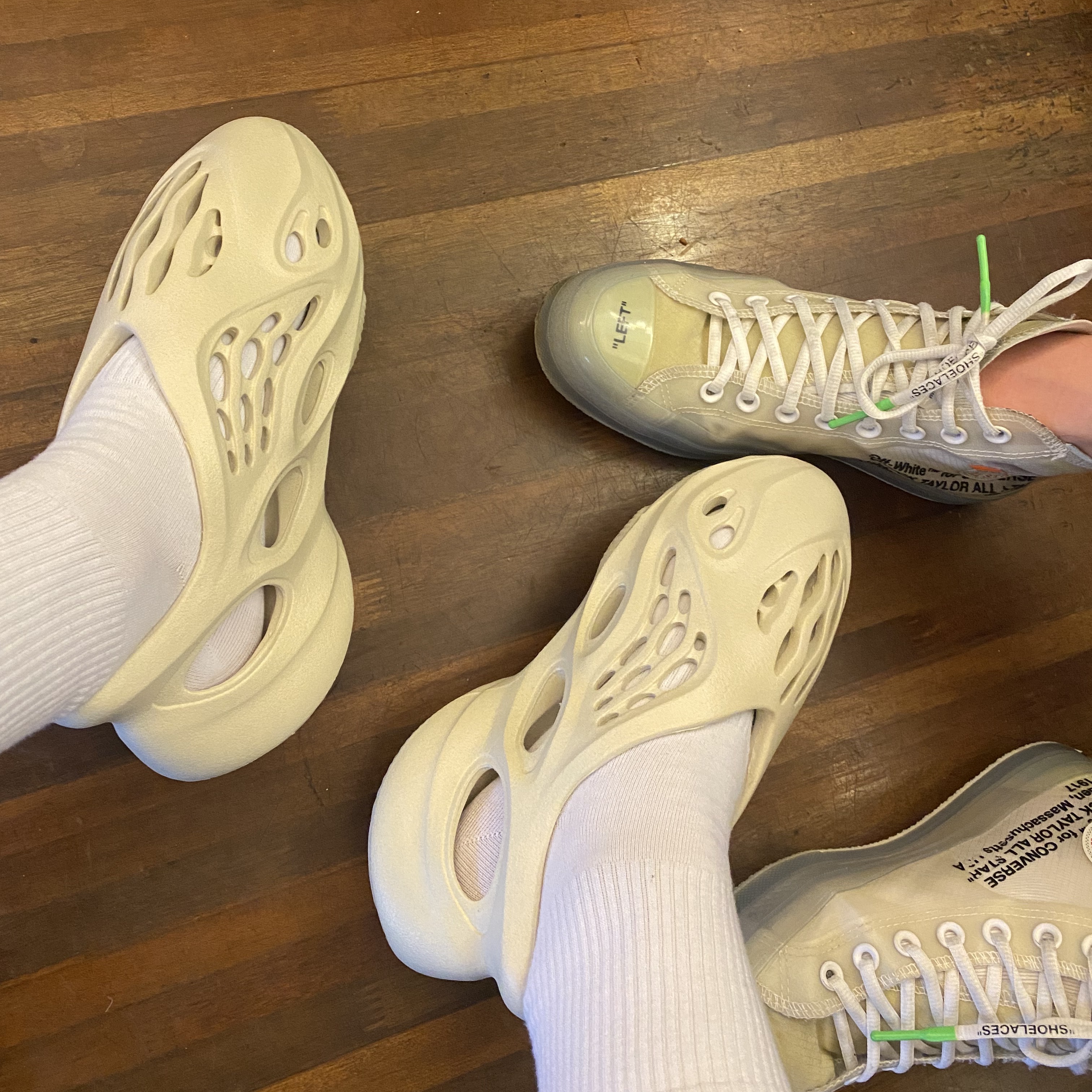 Adidas Yeezy Foam RNNR Sand, Converse x Off-White Chuck 70 High The Ten 착용 스타일 - 1