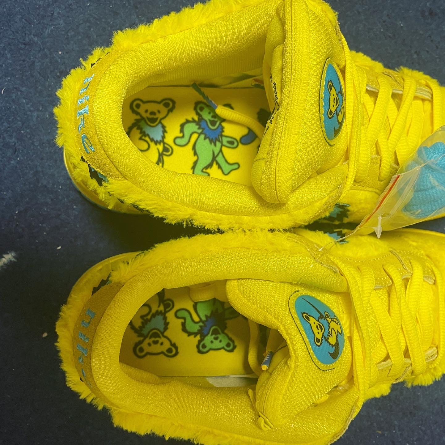 Nike x Grateful Dead SB Dunk Low Yellow Bear 착용 스타일 - 4