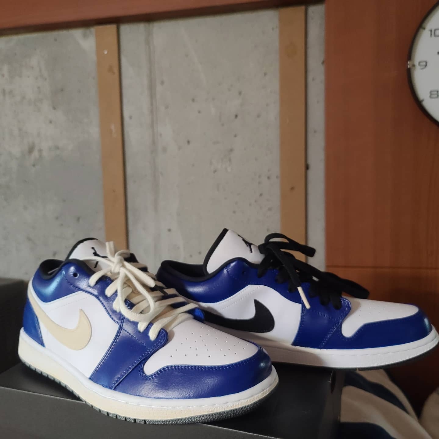 Jordan 1 Low Hyper Royal 착용 스타일 - 5