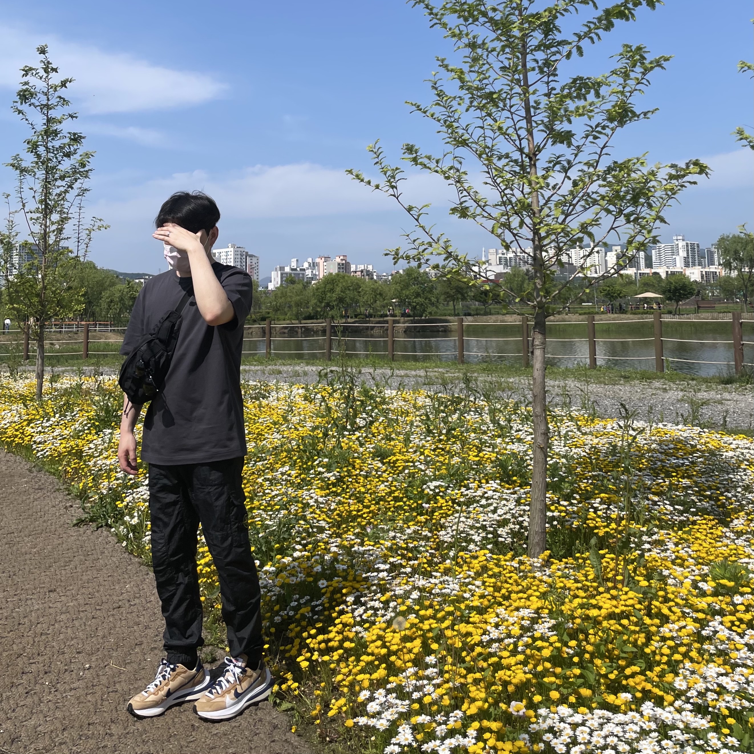 Nike x Sacai VaporWaffle Sesame and Blue Void, Stone Island 31309 Cargo Pants Black - 21SS 착용 스타일