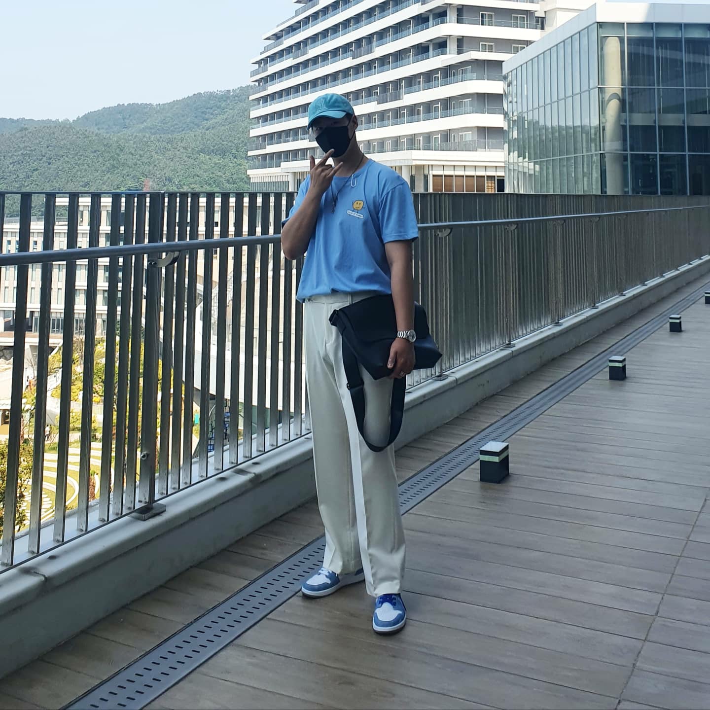 Jordan 1 Retro High OG Hyper Royal 착용 스타일 - 2