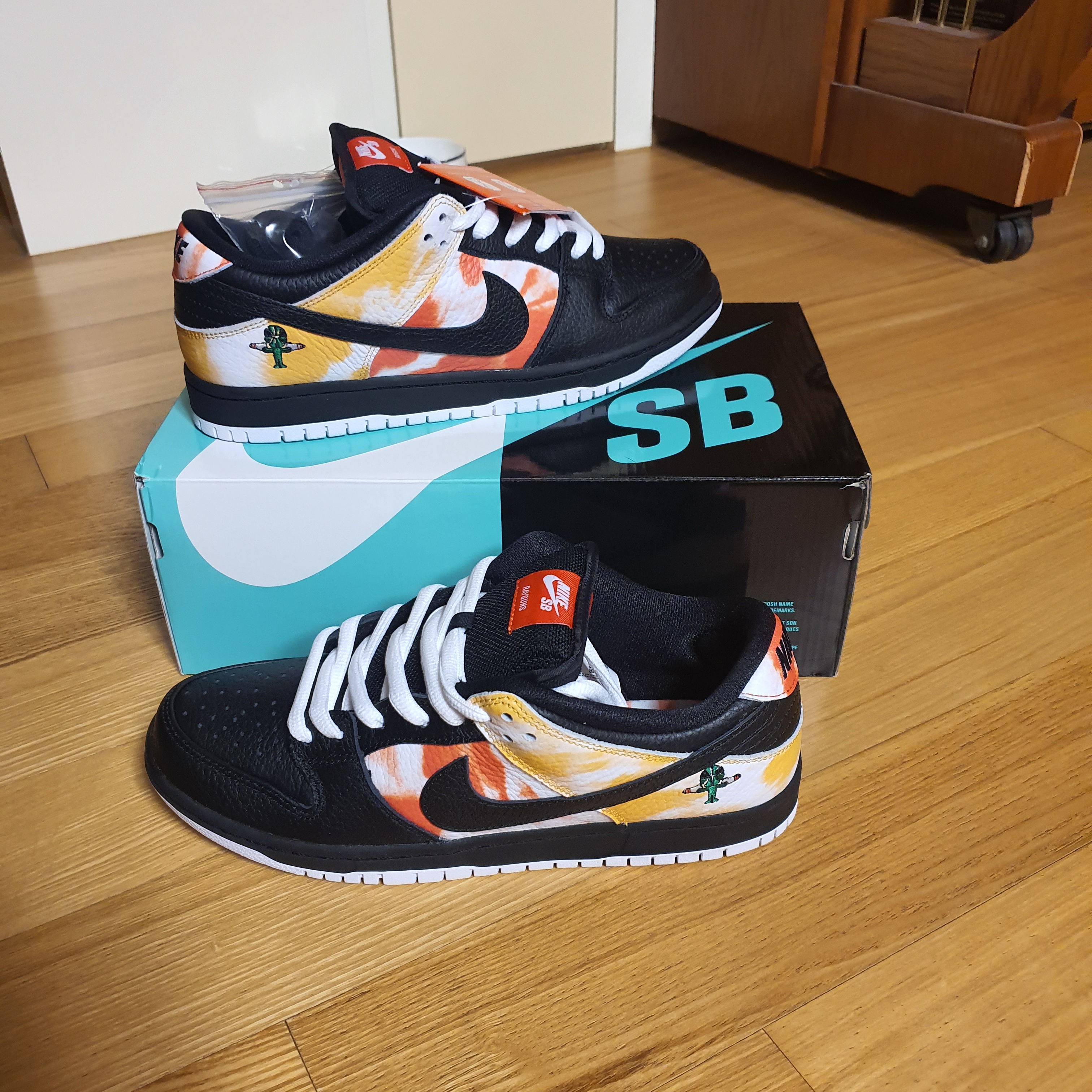 Nike SB Dunk Low Raygun Tie-Dye Black 착용 스타일 - 5