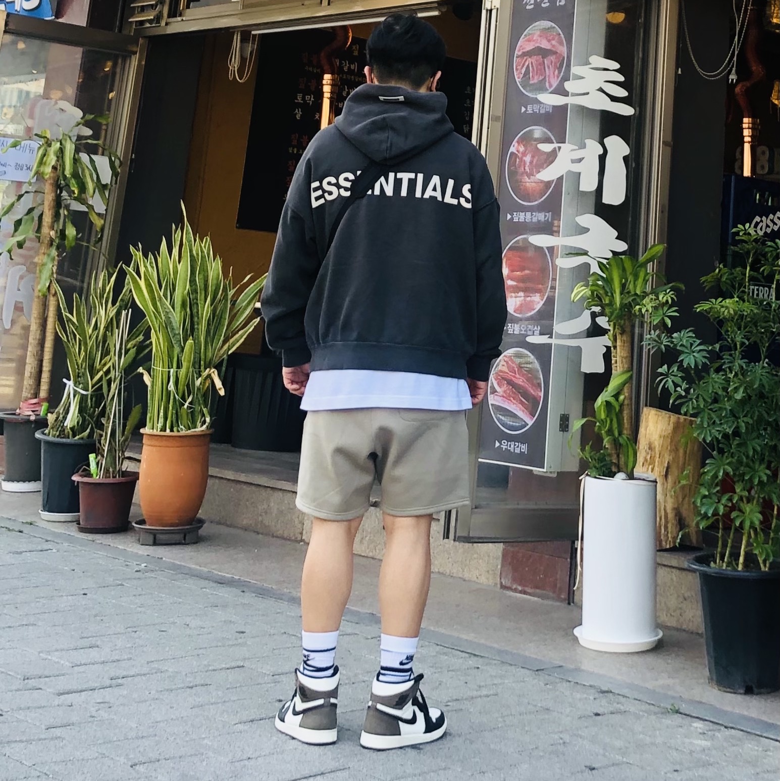 Essentials Sweatshorts Moss - 21SS, Essentials Core Pullover Hoodie Dark Slate/Stretch Limo/Black 착용 스타일