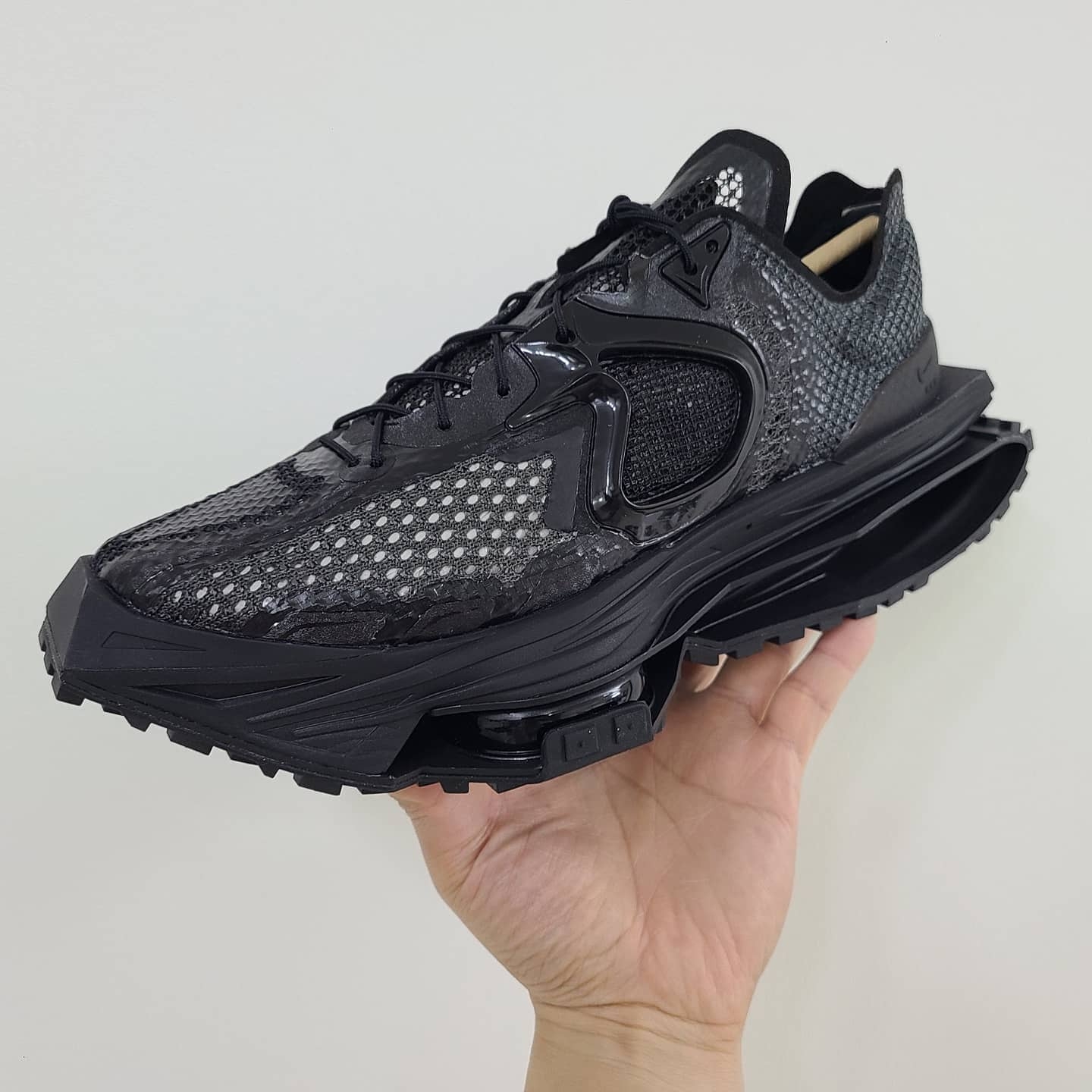 Nike x Matthew M Williams Zoom 004 Triple Black 착용 스타일 - 1