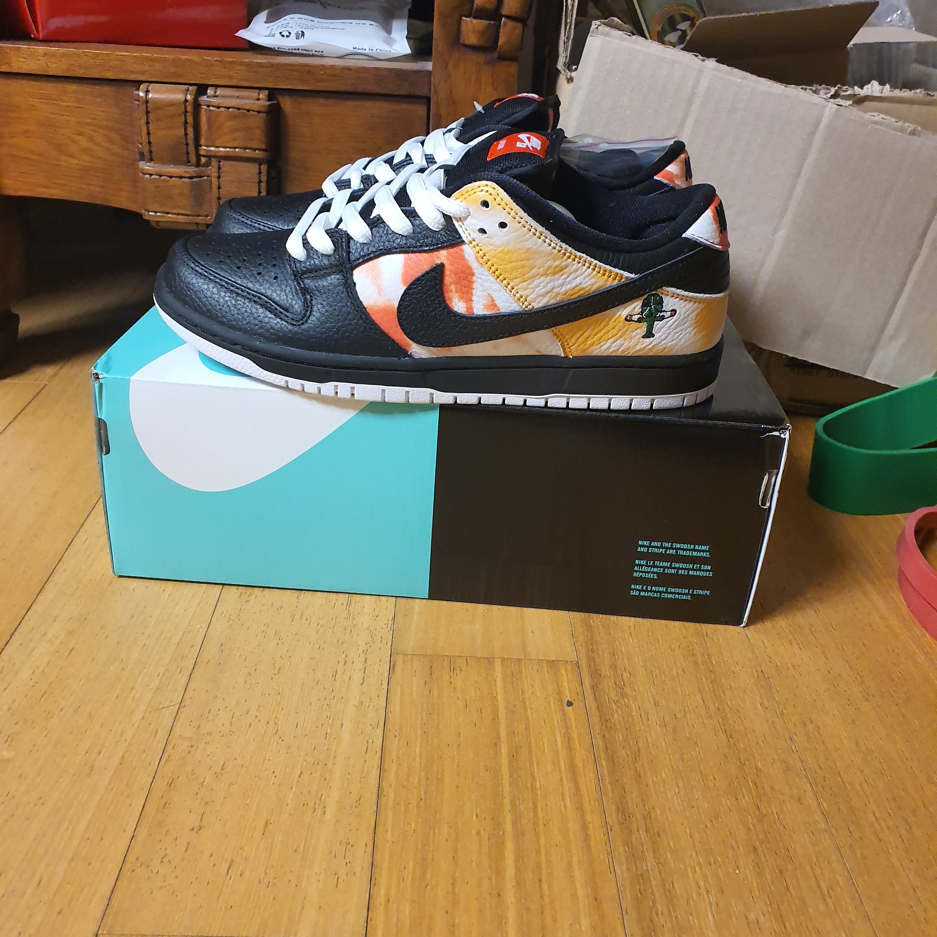 Nike SB Dunk Low Raygun Tie-Dye Black 착용 스타일 - 1