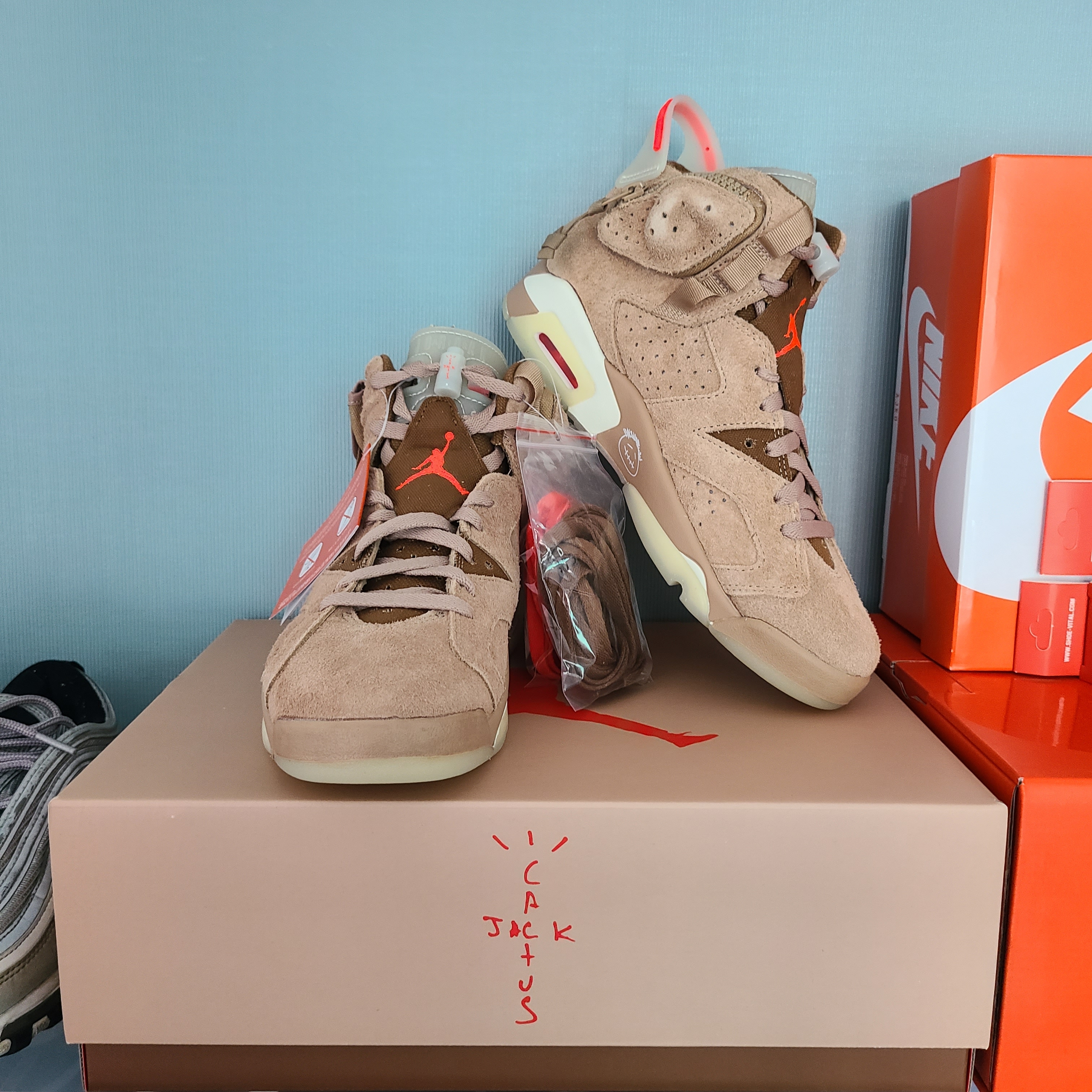 Jordan 6 x Travis Scott Retro SP British Khaki 착용 스타일 - 1