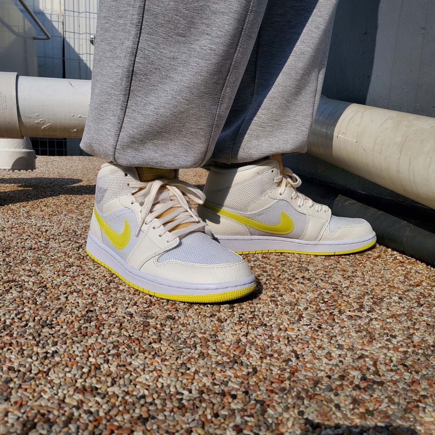 (W) Jordan 1 Mid SE Voltage Yellow 착용 스타일 - 2