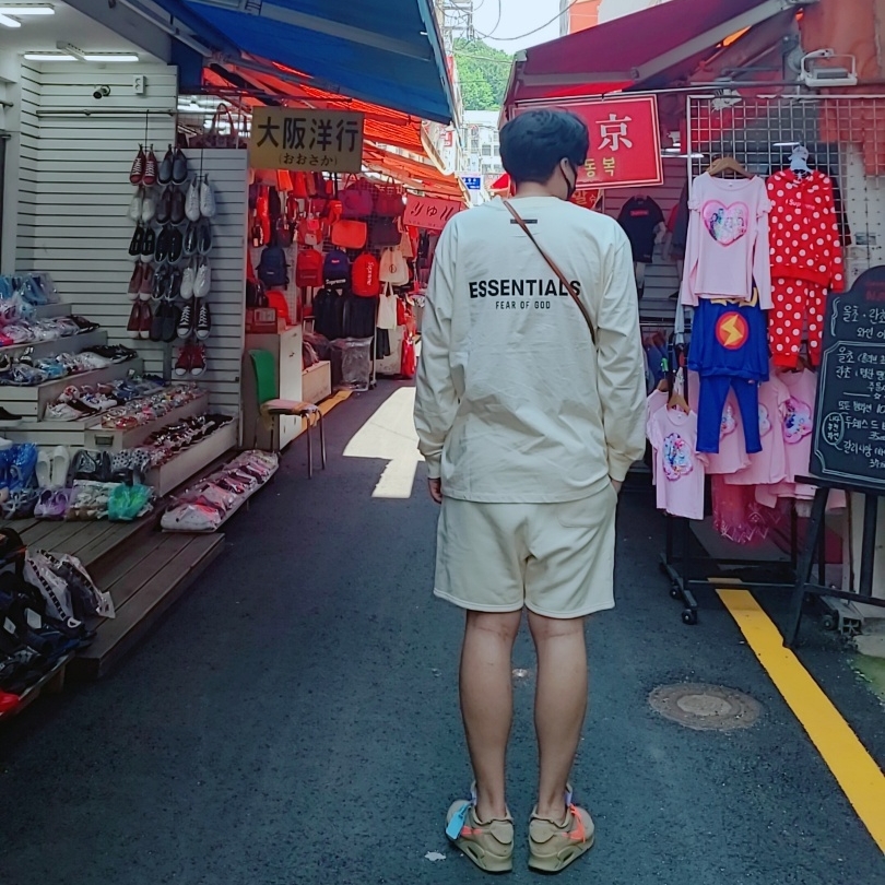 Essentials Sweatshorts Cream - 21SS, Essentials Long Sleeve T-Shirt Cream - 21SS 착용 스타일