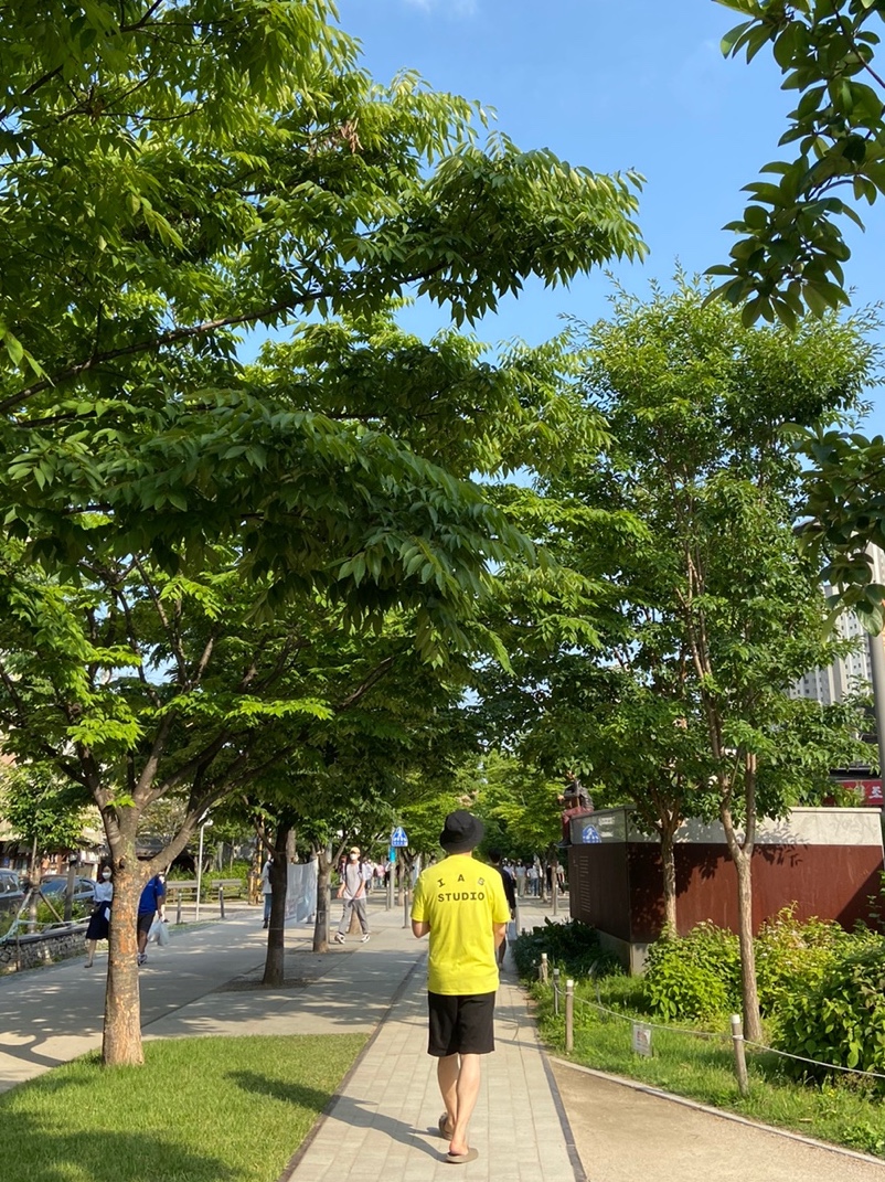 IAB Studio x Asics T-Shirt Lime, Adidas Yeezy Slide Pure 착용 스타일 - 1