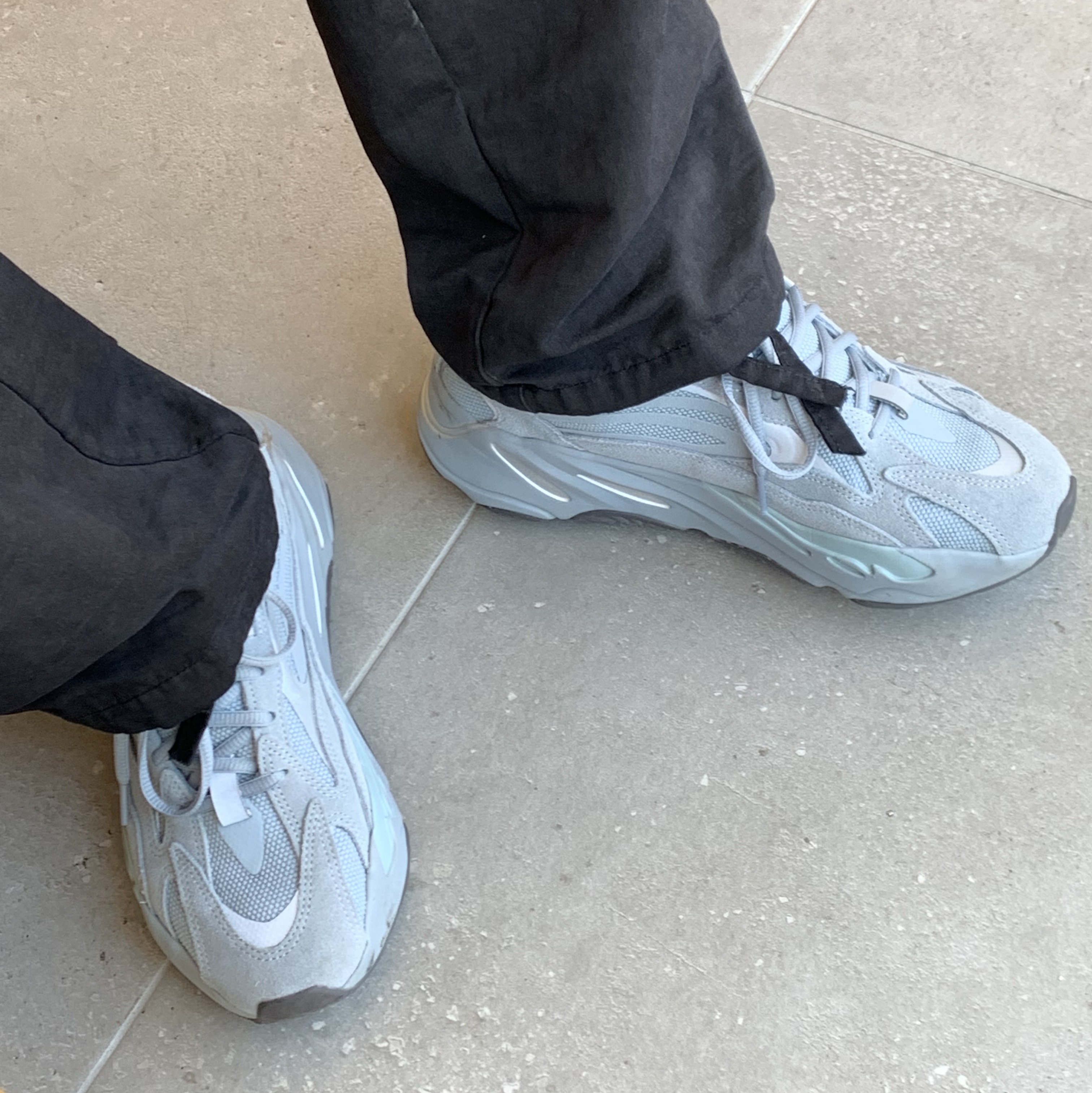 Adidas Yeezy Boost 700 V2 Hospital Blue 착용 스타일