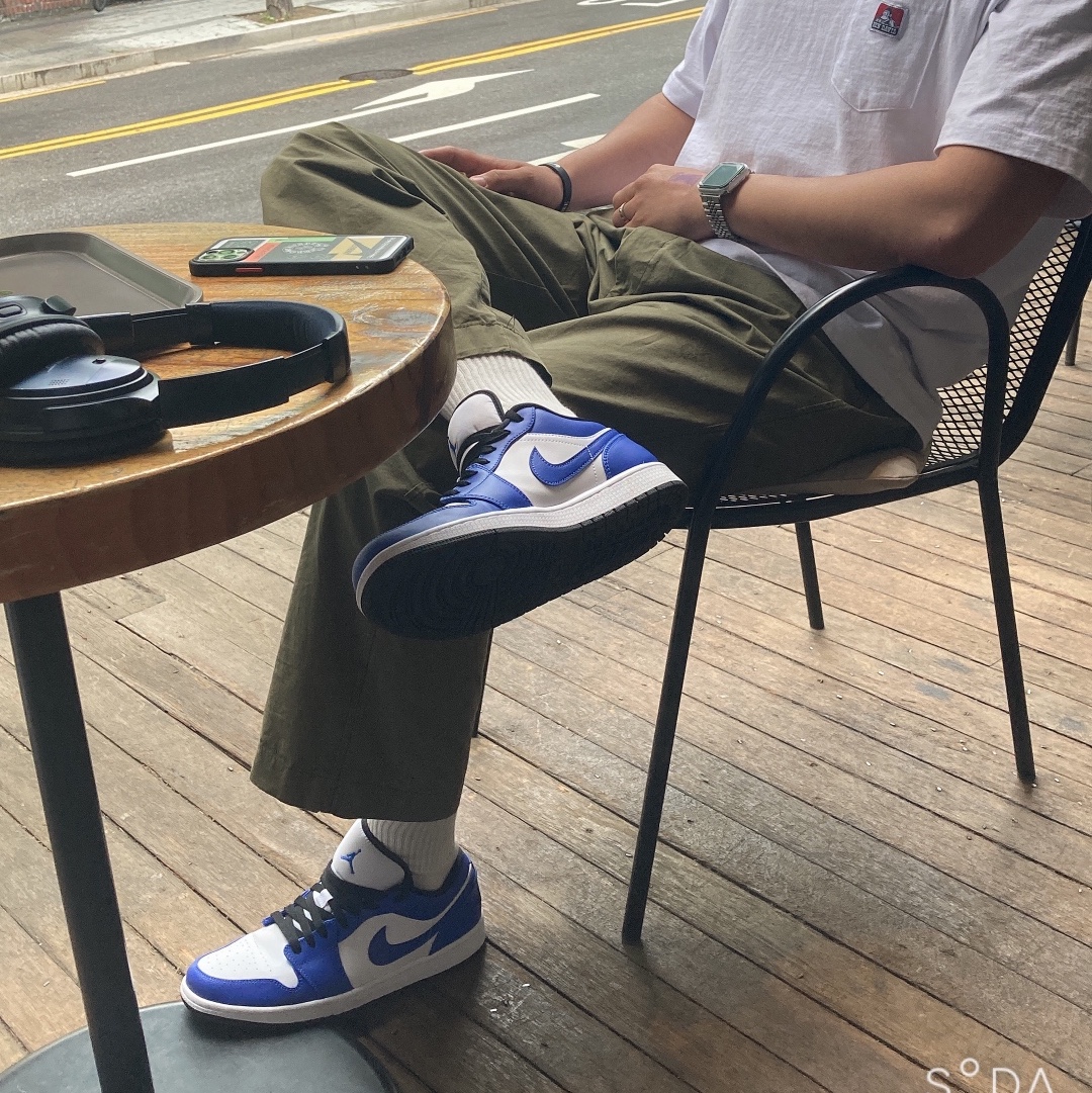 Jordan 1 Low Hyper Royal 착용 스타일 - 1