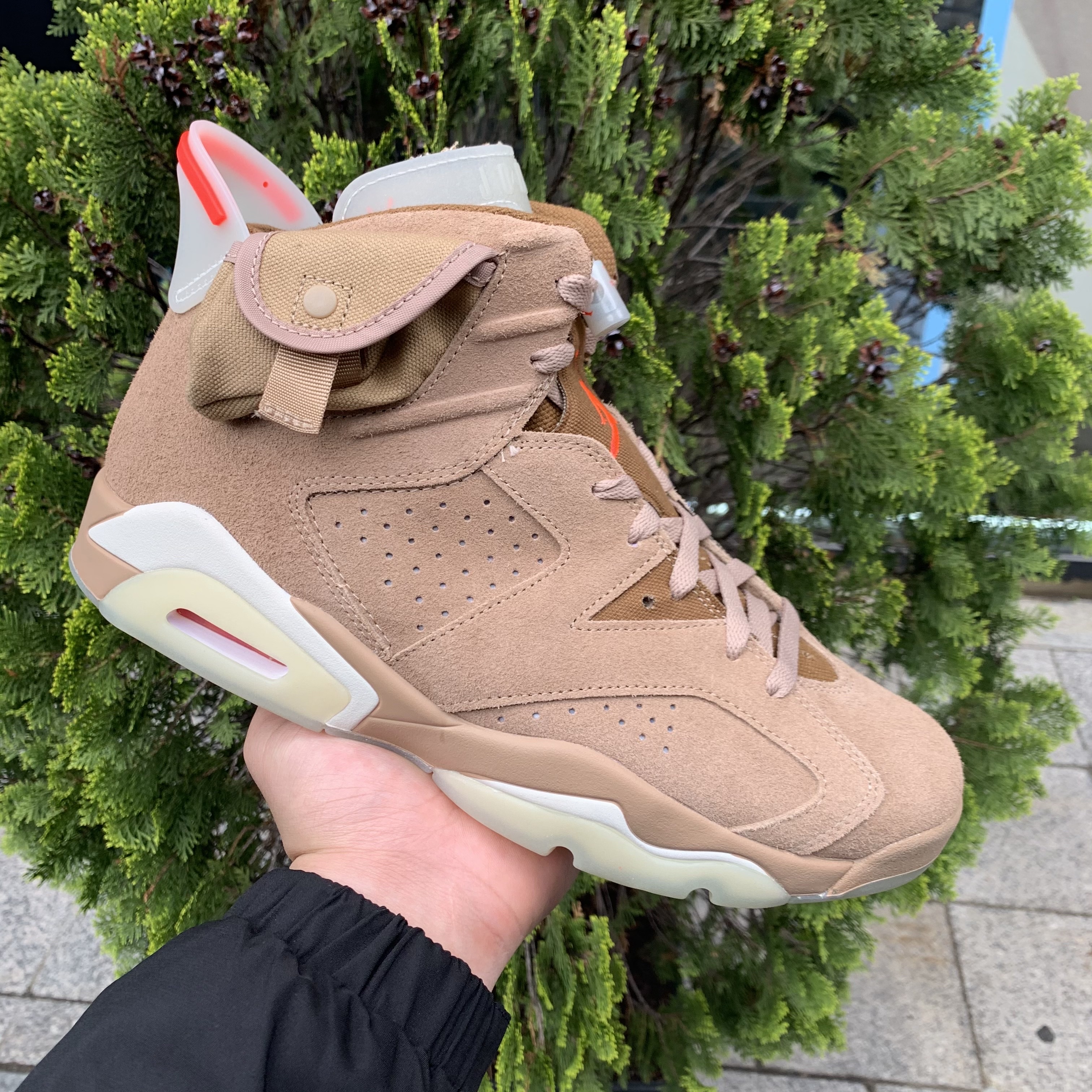 Jordan 6 x Travis Scott Retro SP British Khaki 착용 스타일