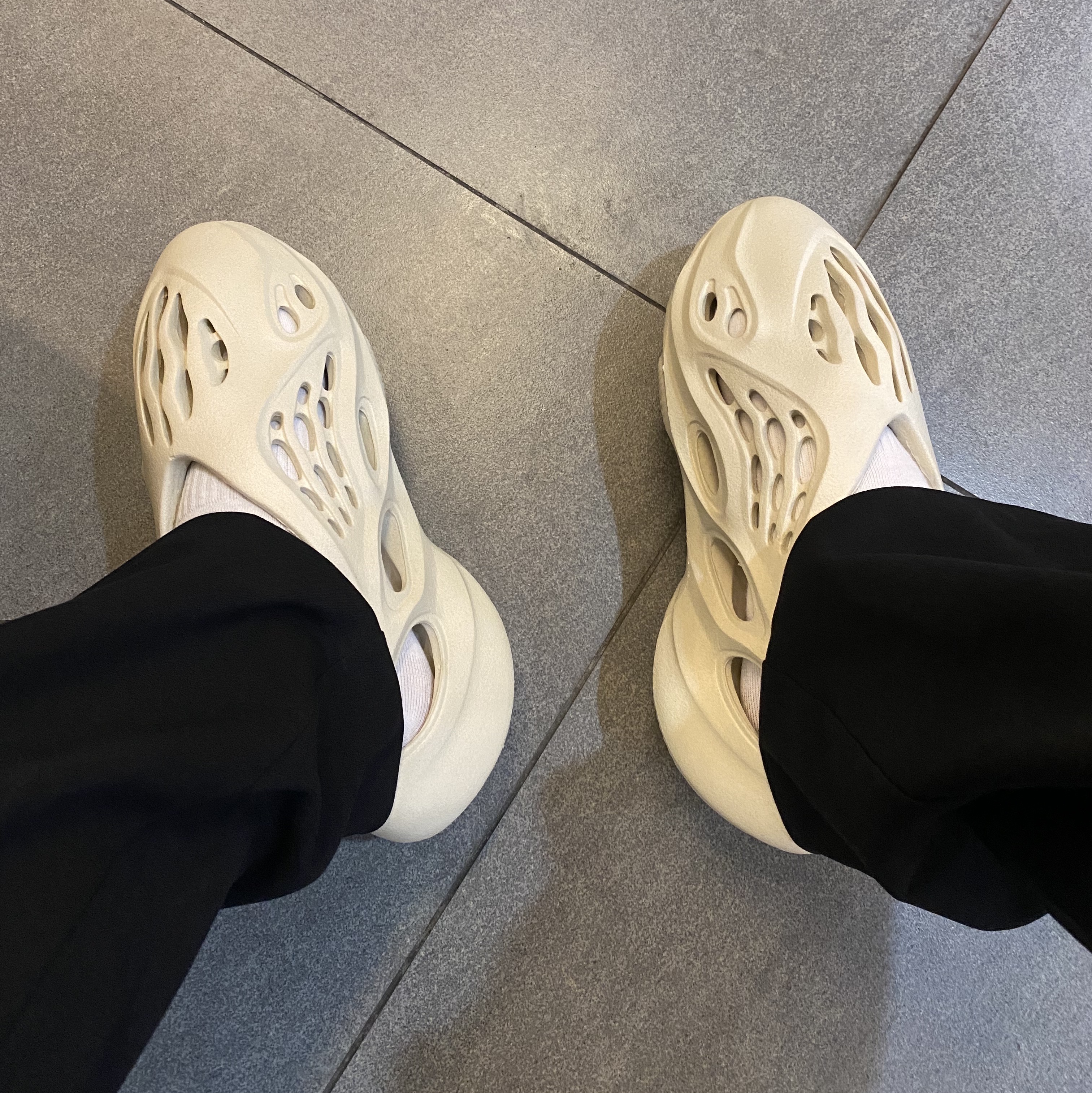 Adidas Yeezy Foam RNNR Sand, Converse x Off-White Chuck 70 High The Ten 착용 스타일 - 2