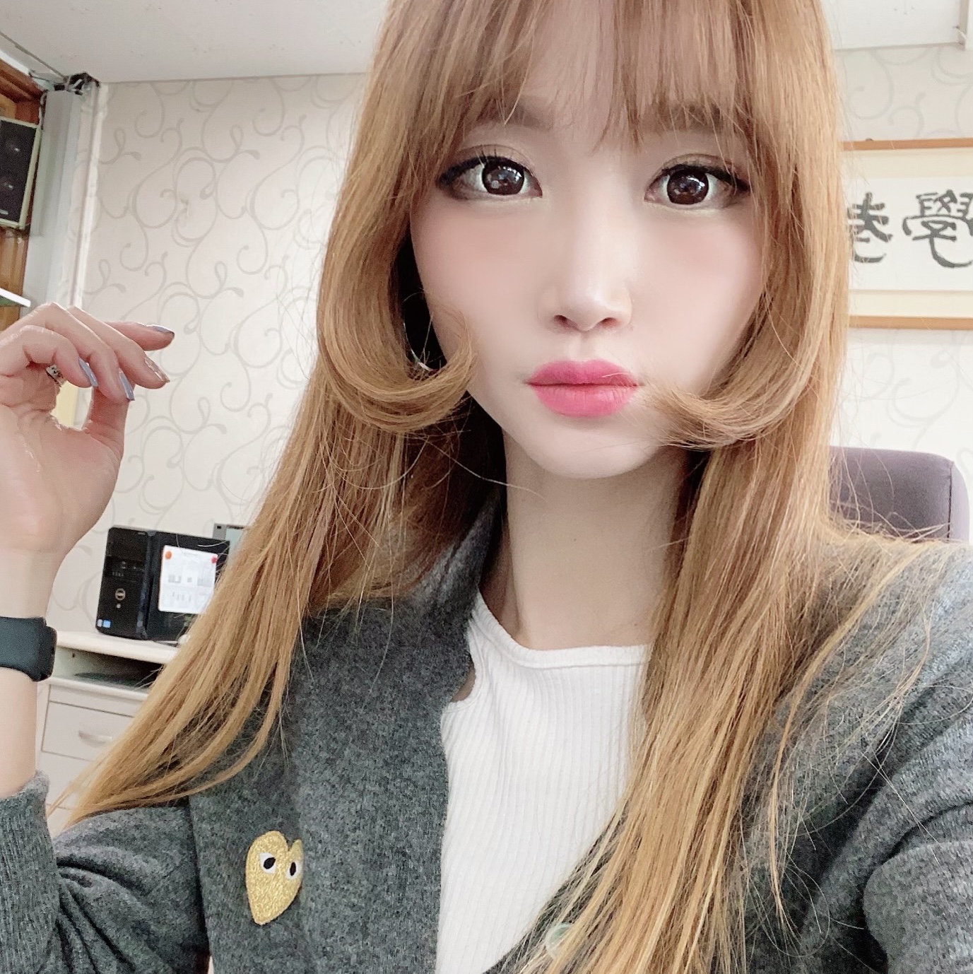 Play Comme des Garcons Black Heart Knit Cardigan Grey 착용 스타일 - 3