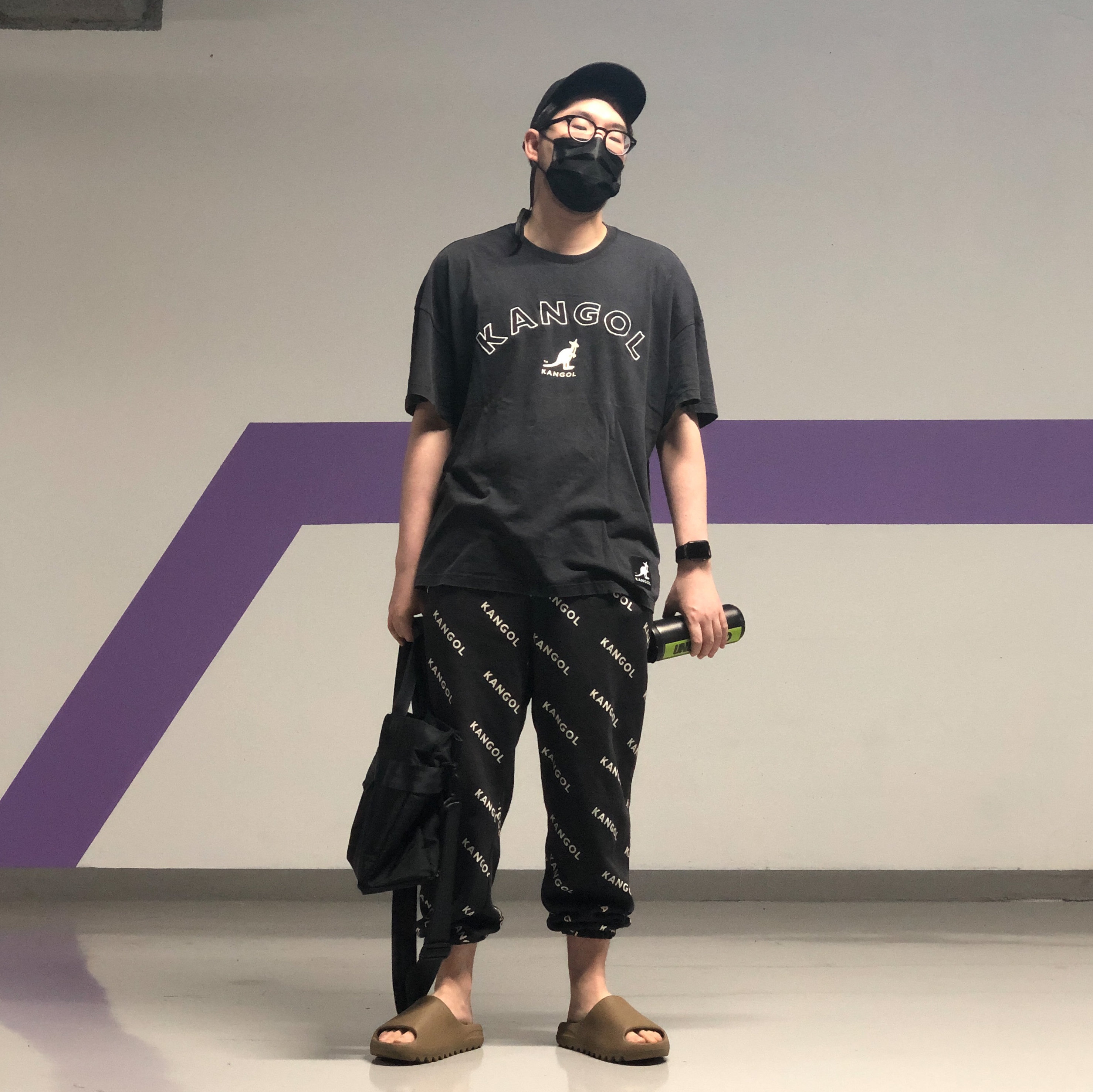 Adidas Yeezy Slide Core, Palace P 6-Panel Black 착용 스타일