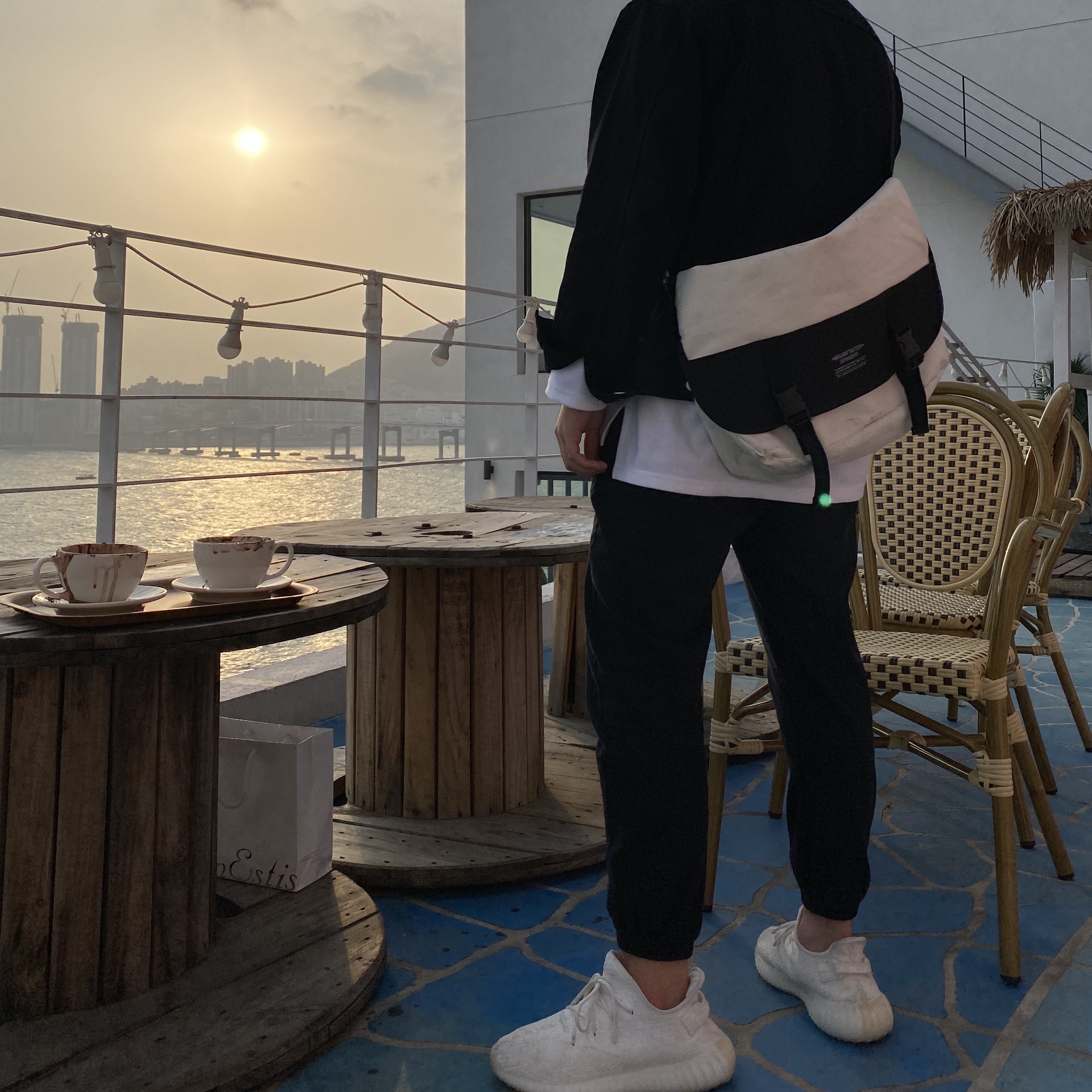 Adidas Yeezy Boost 350 V2 Cream/Triple White 착용 스타일