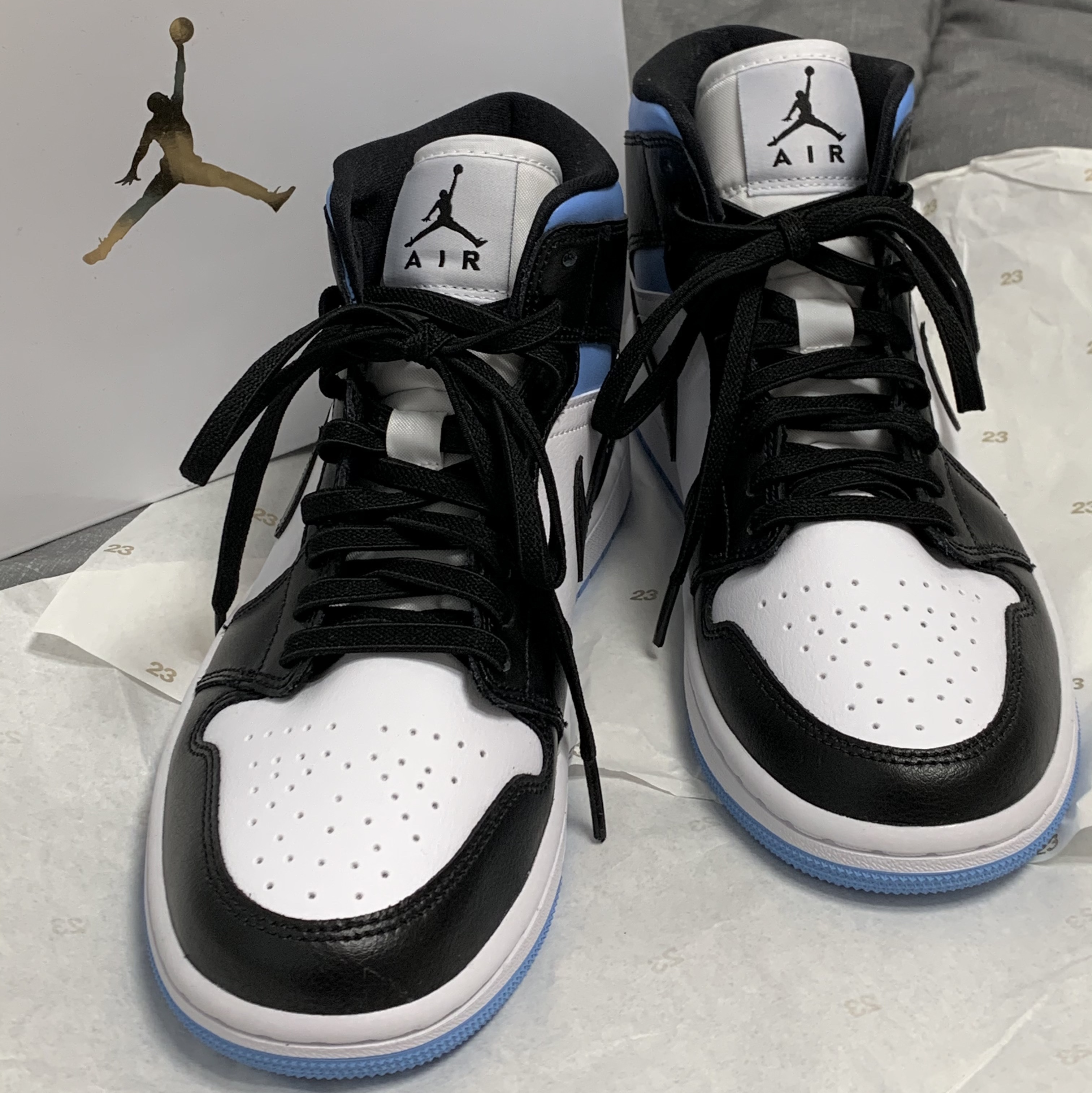 (W) Jordan 1 Mid White Black University Blue 착용 스타일 - 2