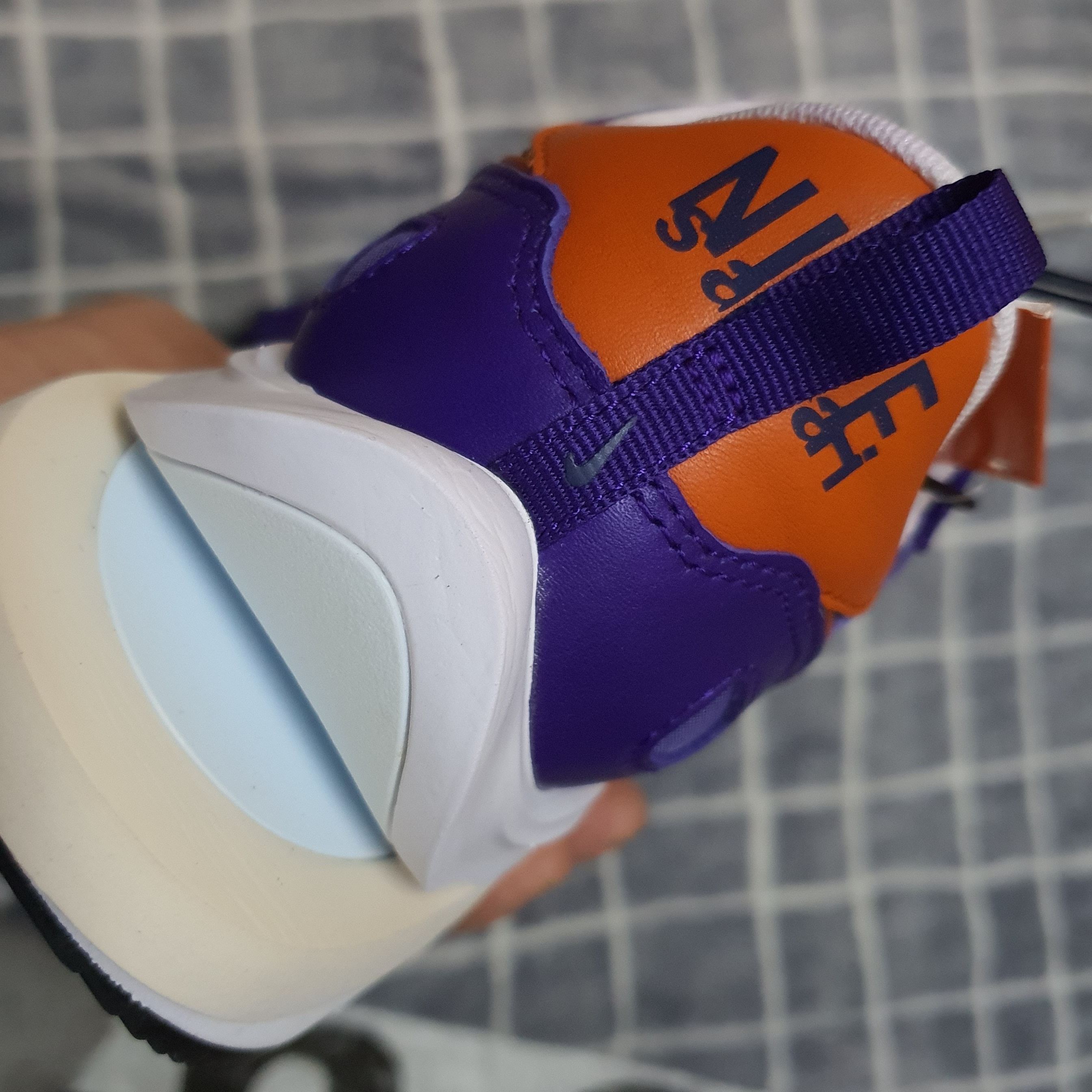 Nike x Sacai VaporWaffle Dark Iris 착용 스타일 - 5