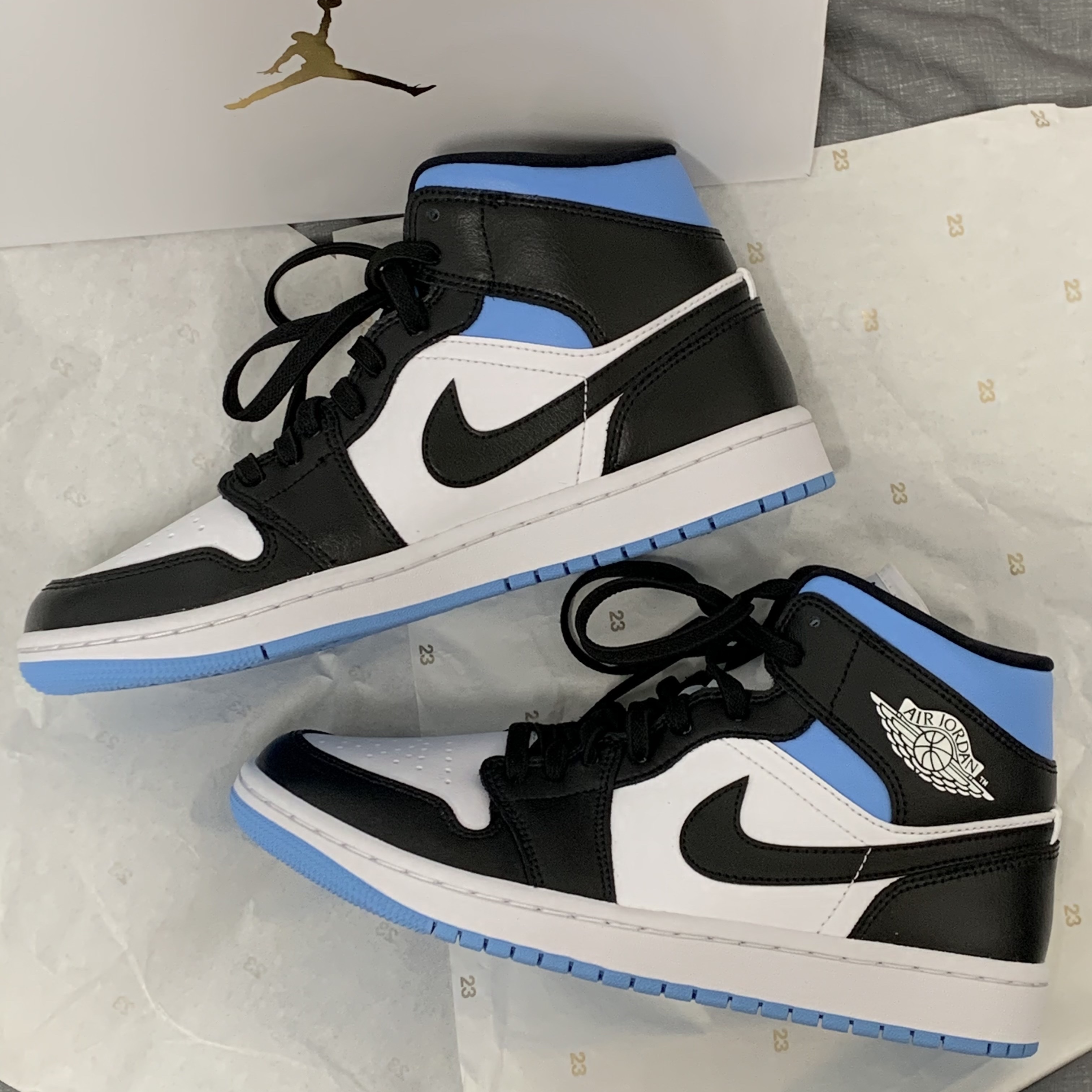 (W) Jordan 1 Mid White Black University Blue 착용 스타일 - 3
