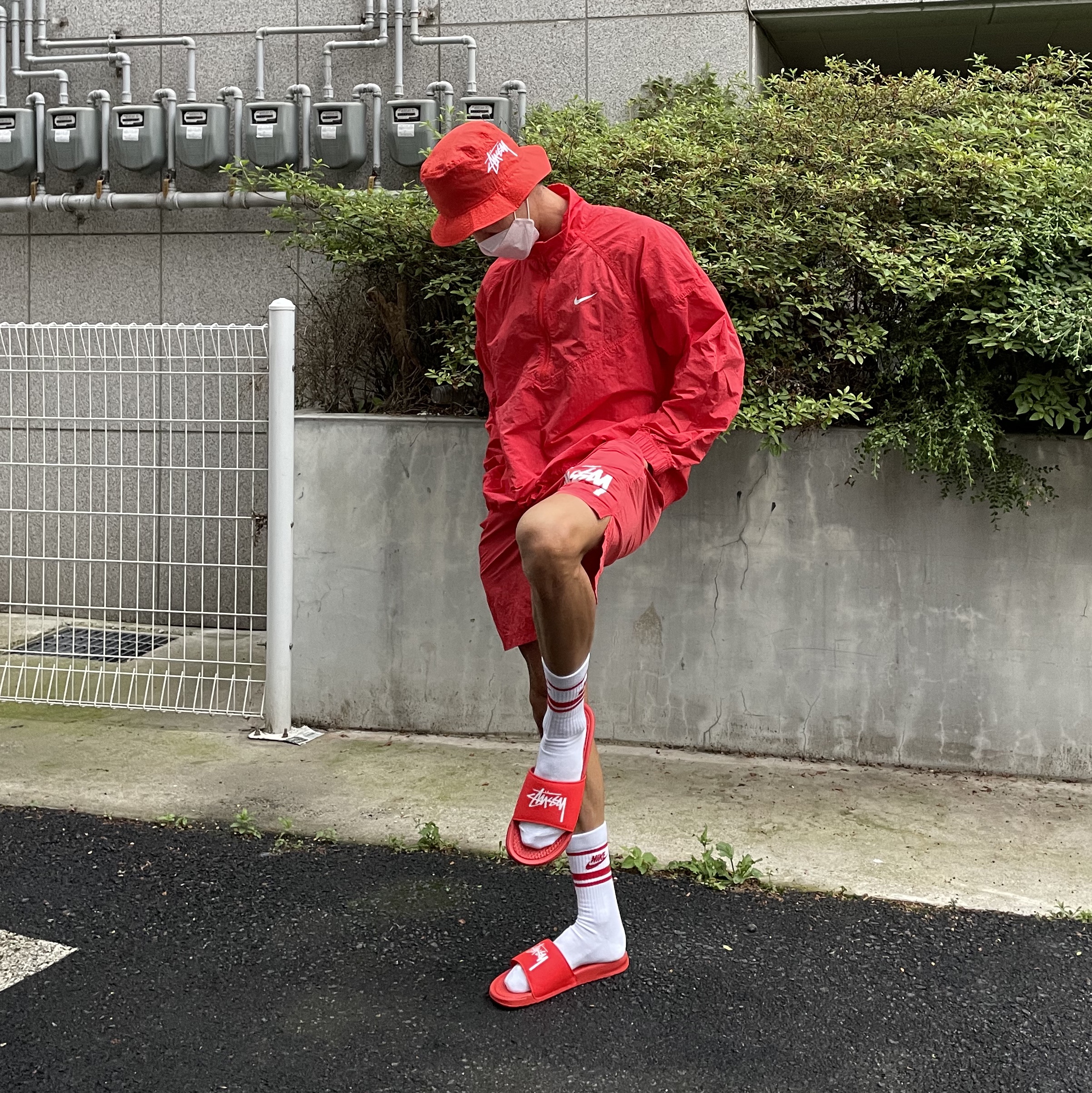 Nike x Stussy Benassi Slide Habanero Red, Nike x Stussy Windrunner Jacket Habanero Red 착용 스타일