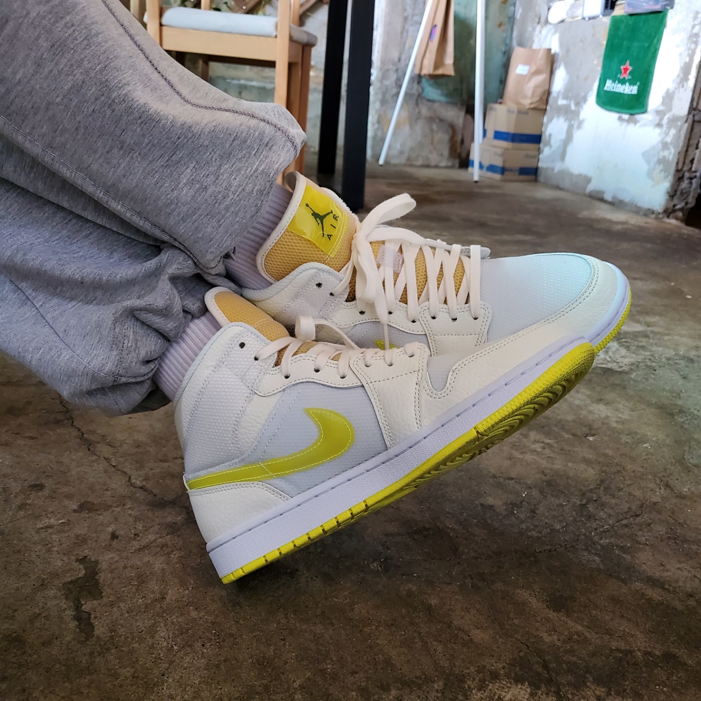 (W) Jordan 1 Mid SE Voltage Yellow 착용 스타일 - 1