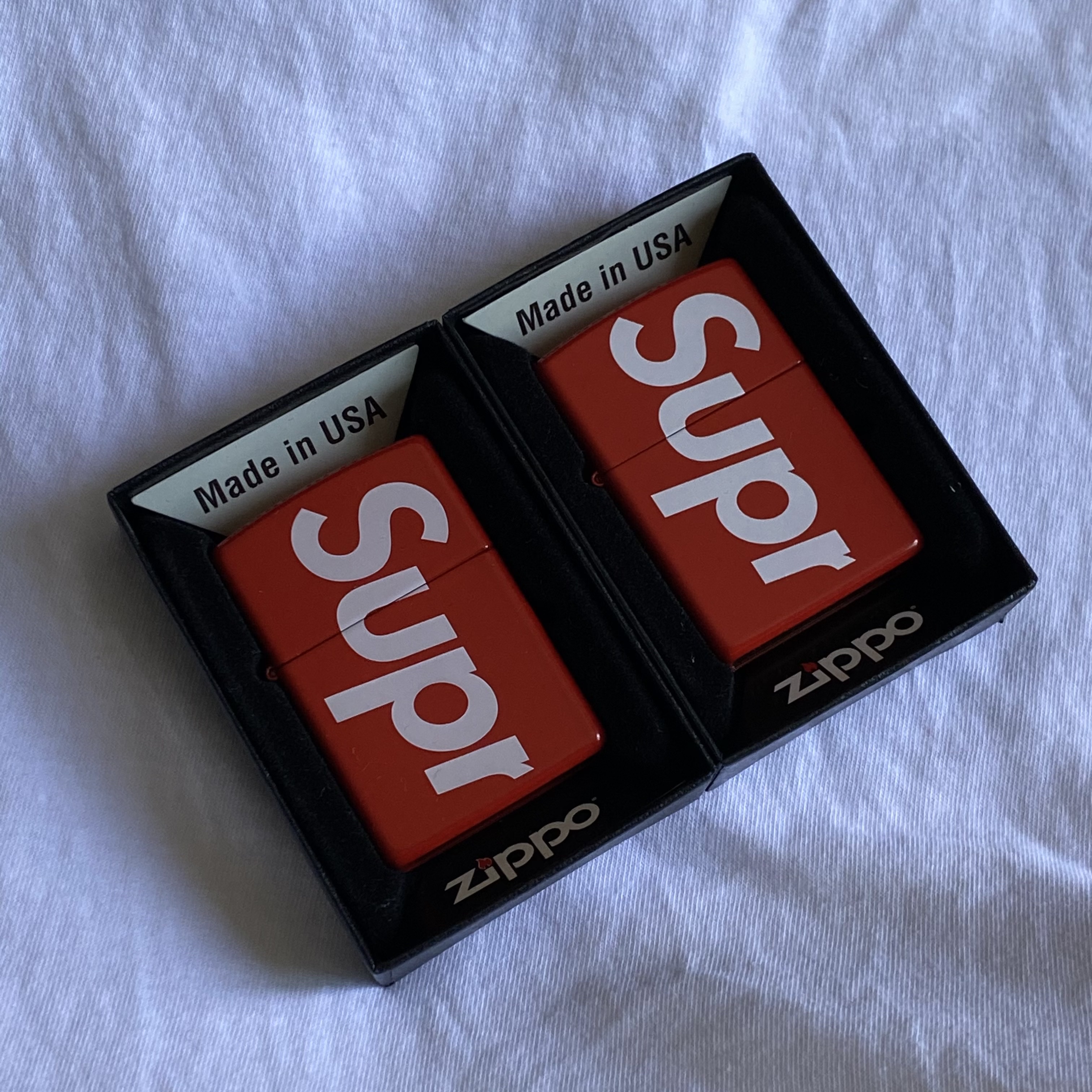 Supreme Logo Zippo Red 착용 스타일