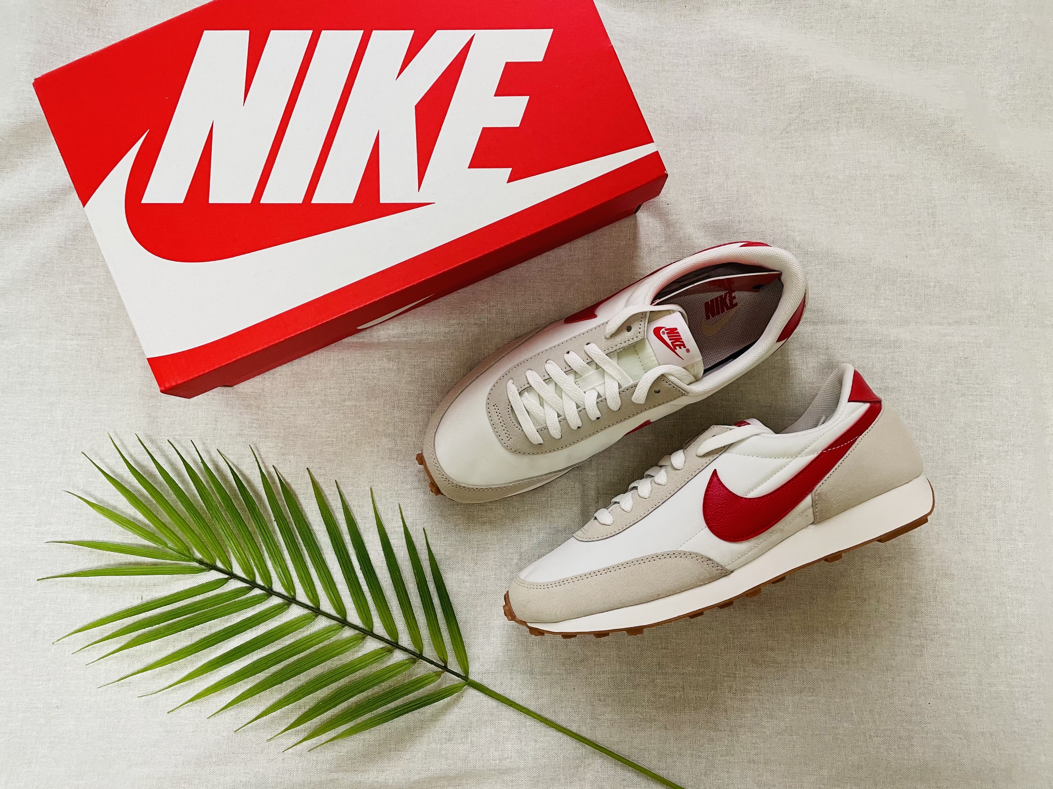 (W) Nike Daybreak Summit White University Red 착용 스타일 - 1