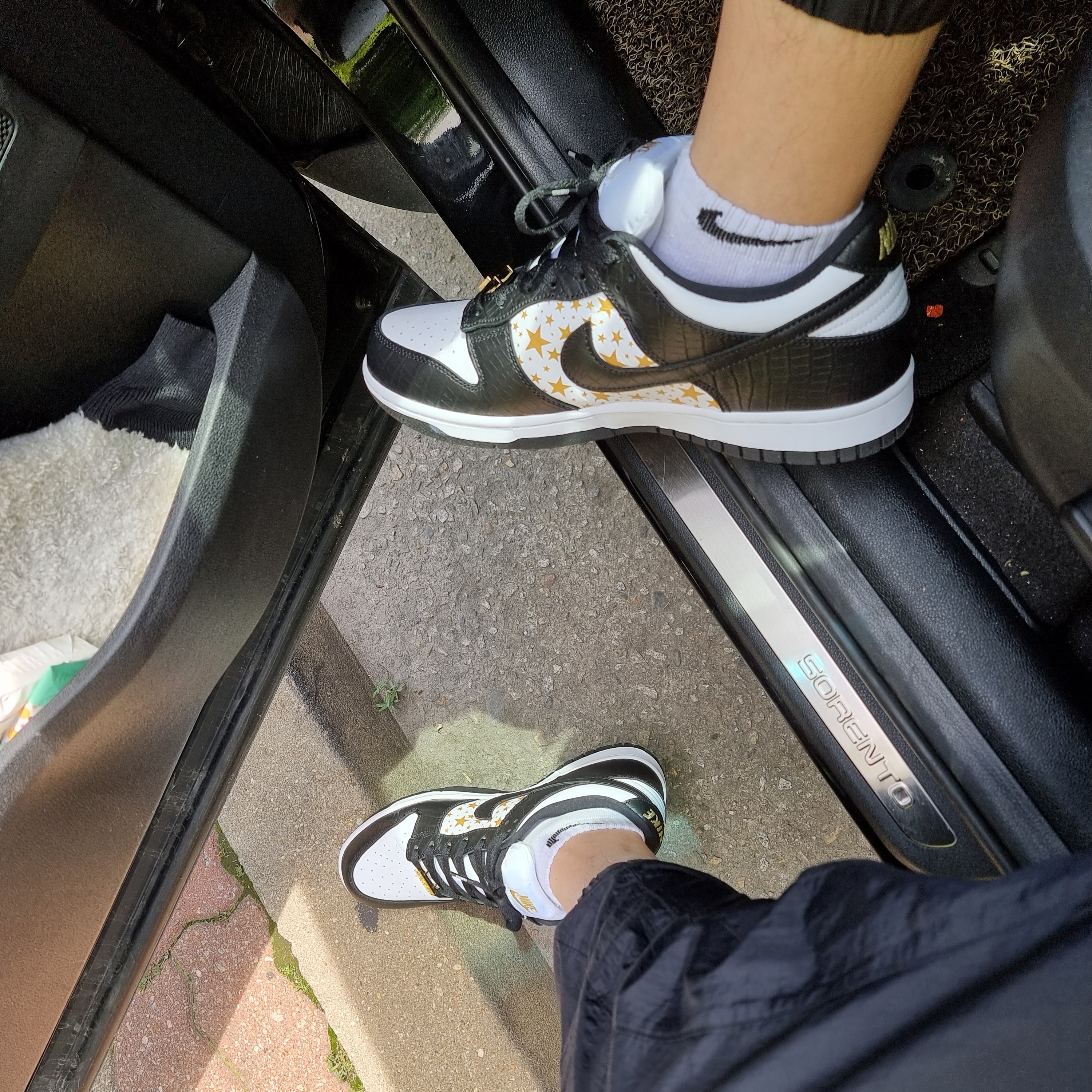 Nike x Supreme SB Dunk Low Black 착용 스타일