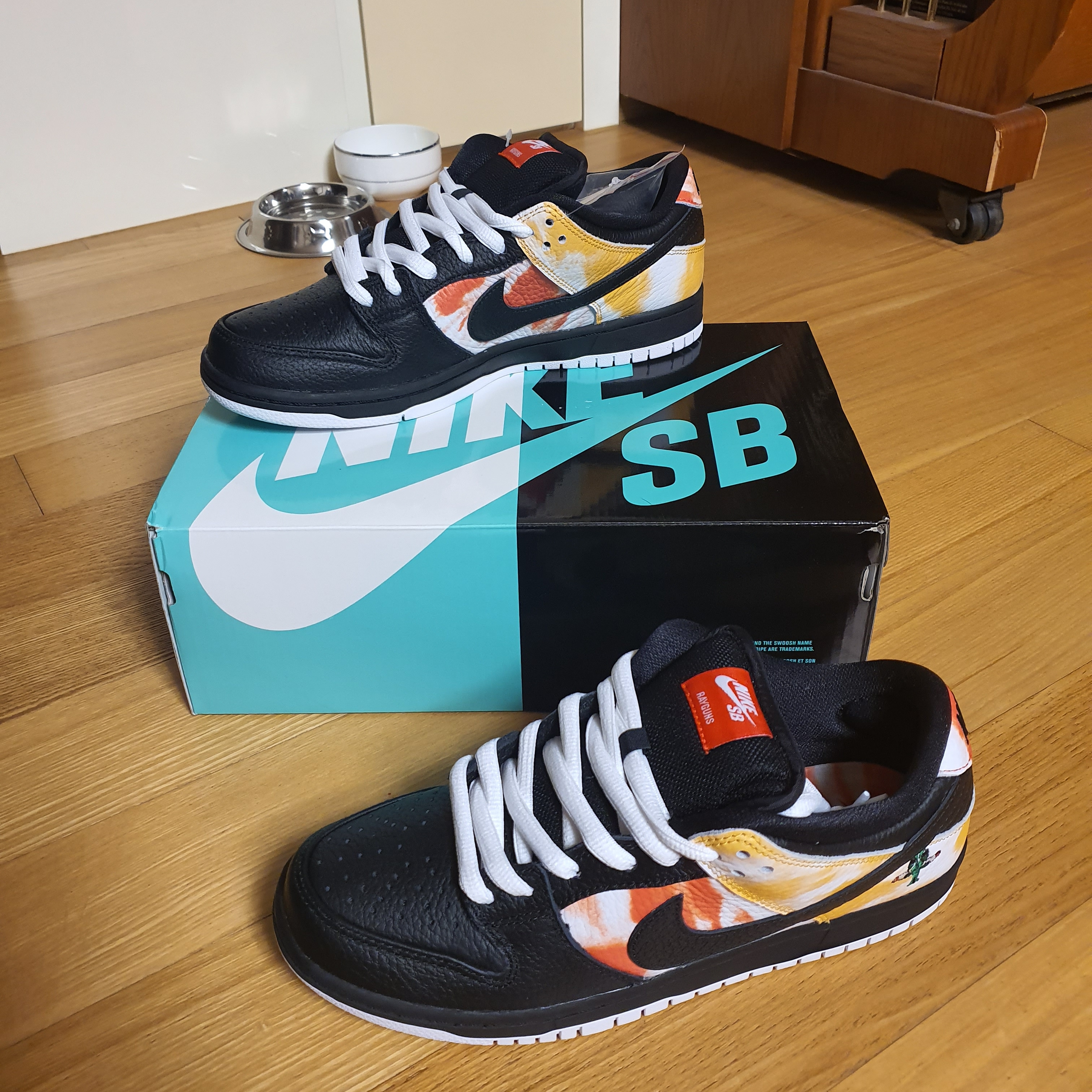 Nike SB Dunk Low Raygun Tie-Dye Black 착용 스타일 - 4