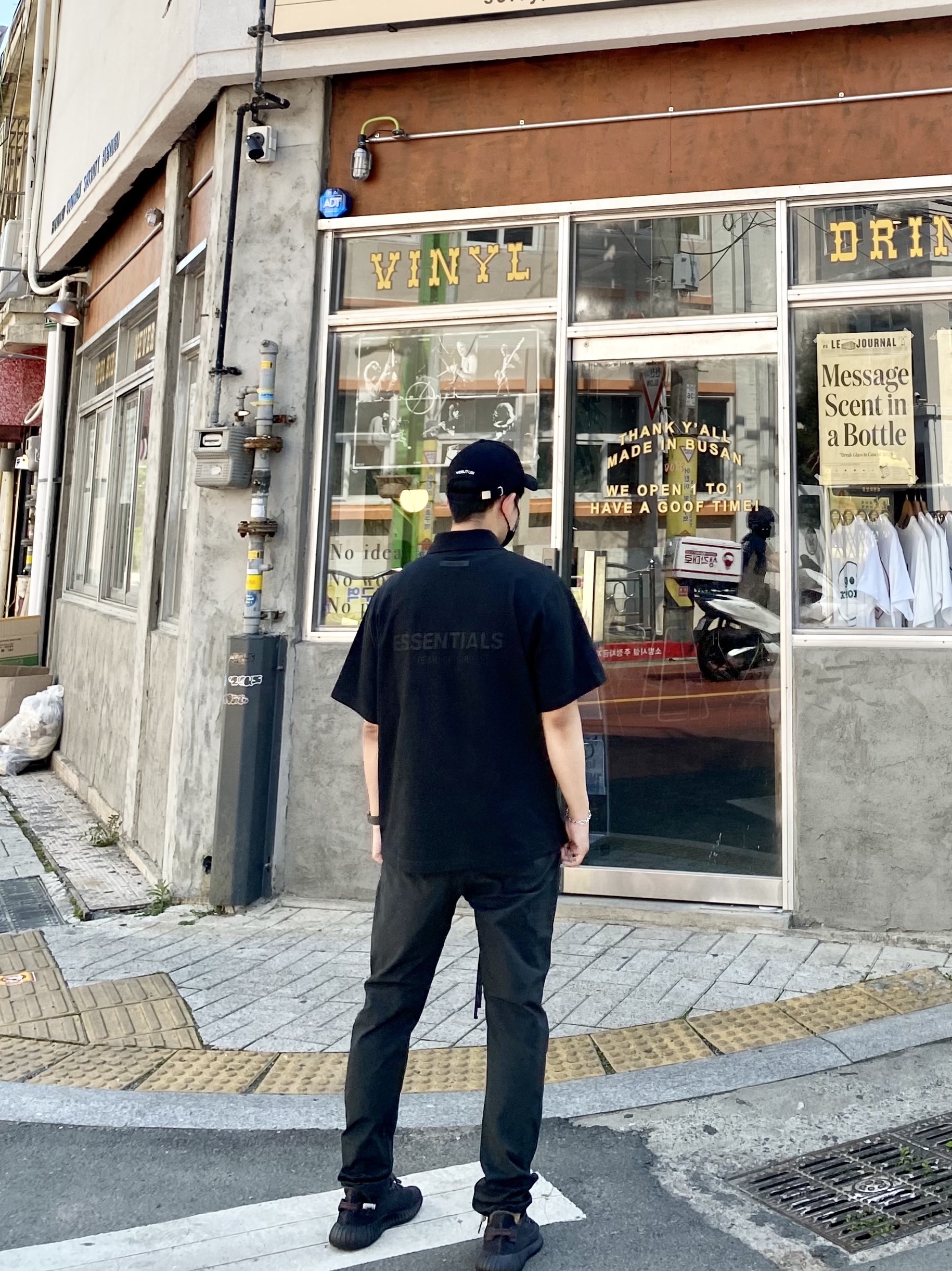 Essentials Track Pants Black - 20FW, Essentials Short Sleeve Polo Black - 21SS 착용 스타일