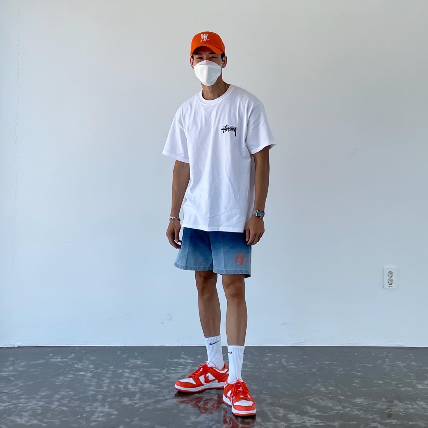 Nike Dunk Low SP Syracuse 2020, Stussy Reflection T-Shirt White 착용 스타일 - 1