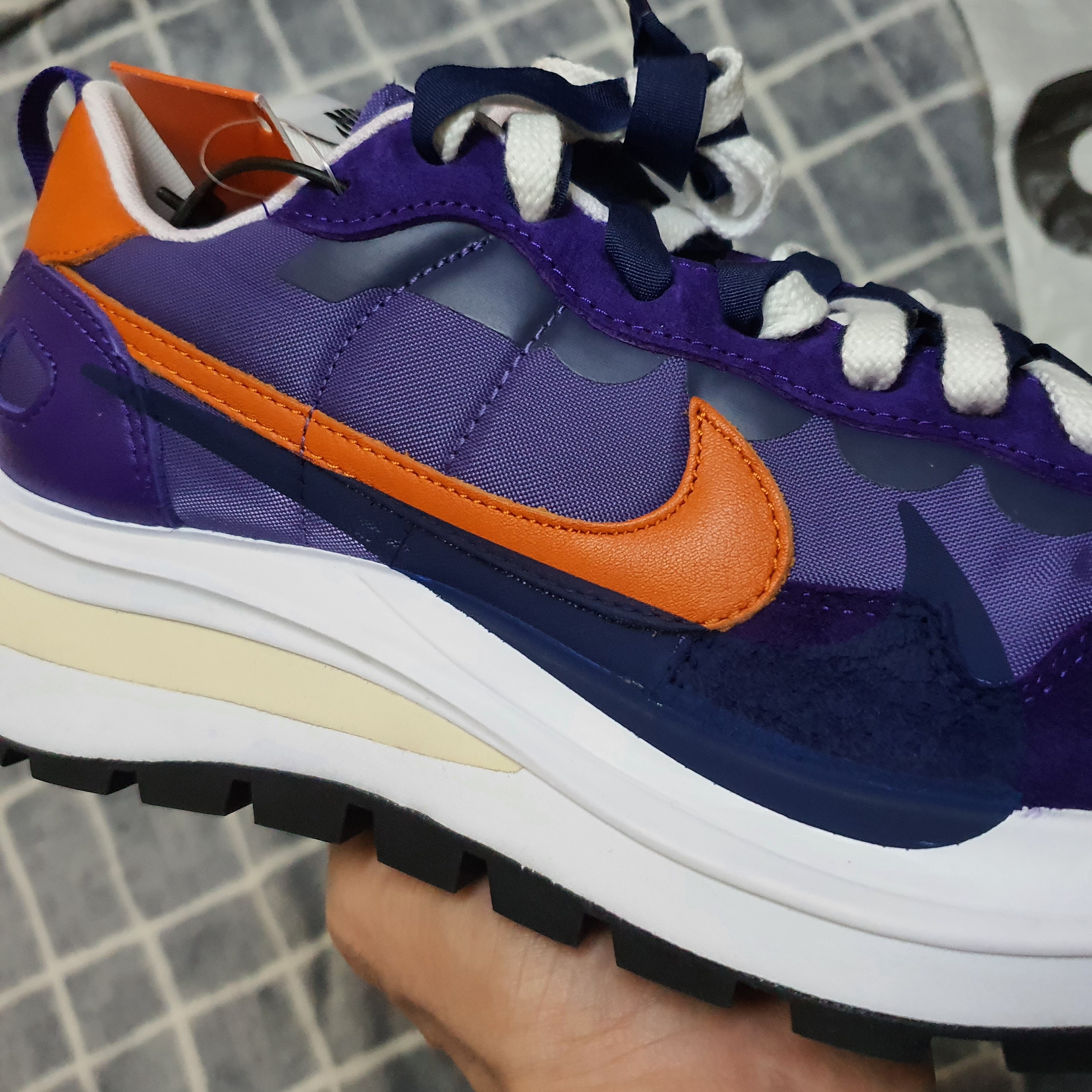 Nike x Sacai VaporWaffle Dark Iris 착용 스타일 - 4
