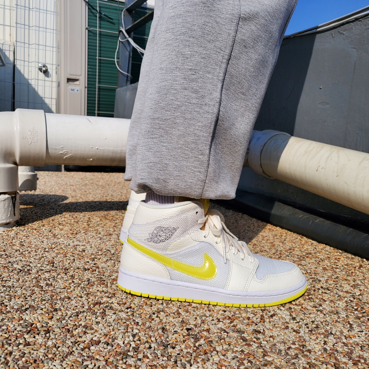 (W) Jordan 1 Mid SE Voltage Yellow 착용 스타일 - 4