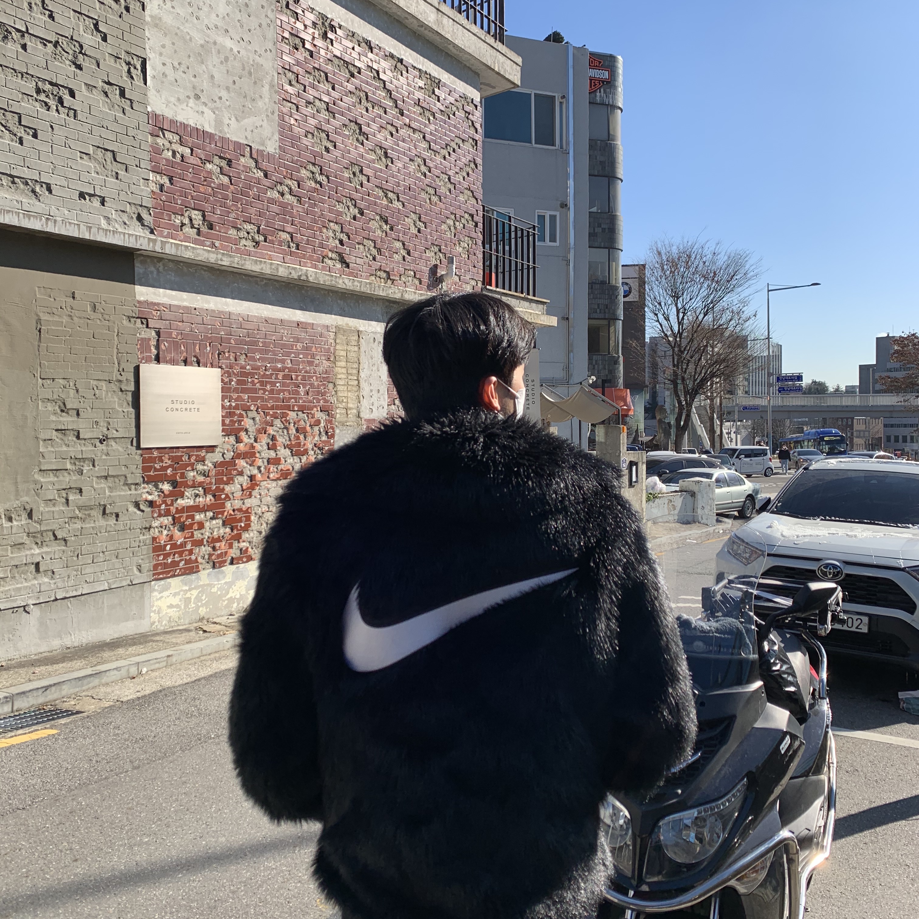 (W) Nike x Ambush Reversible Faux-Fur Coat Black 착용 스타일 - 1